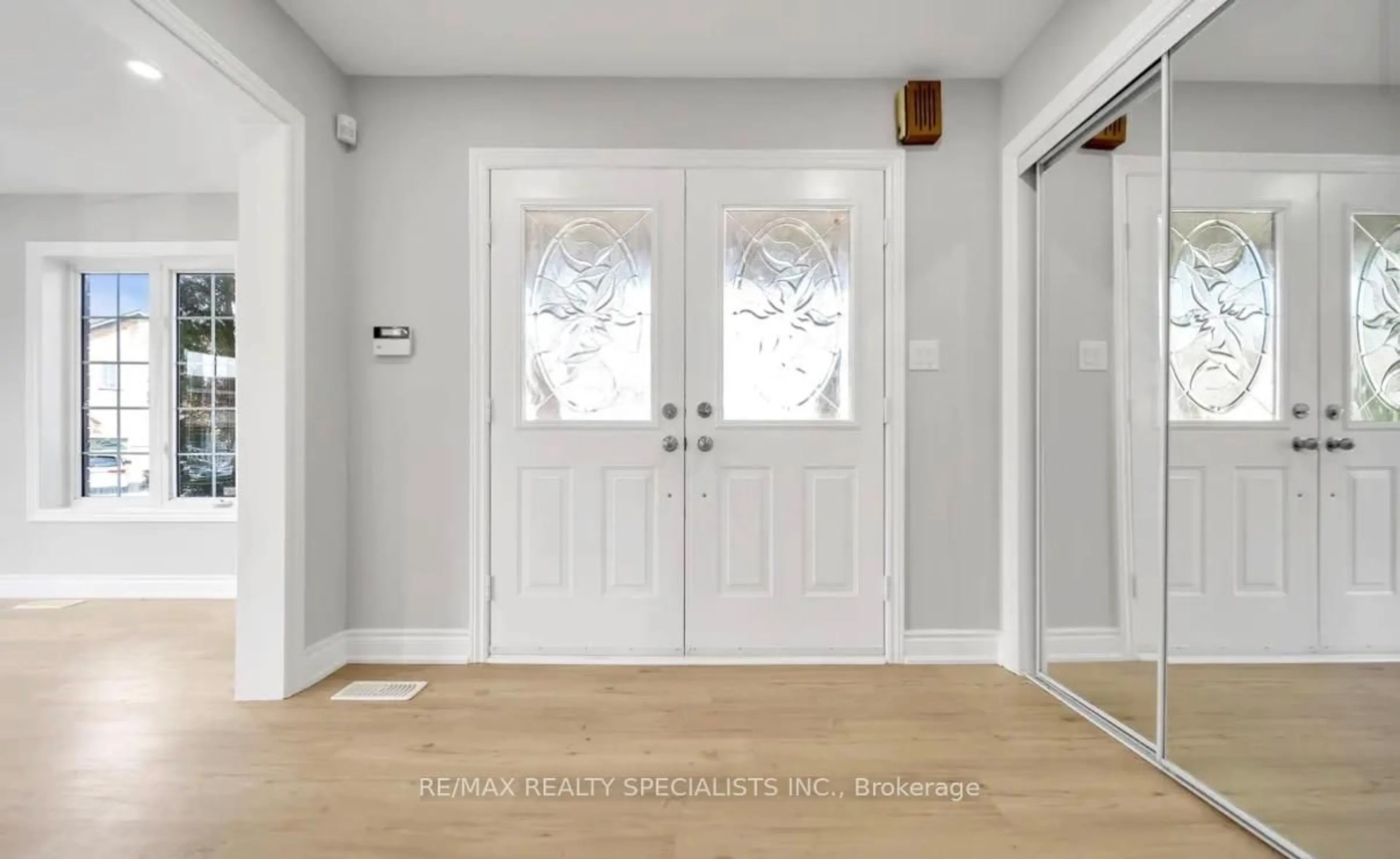 Indoor entryway for 31 Bramcedar Cres, Brampton Ontario L7A 1T3