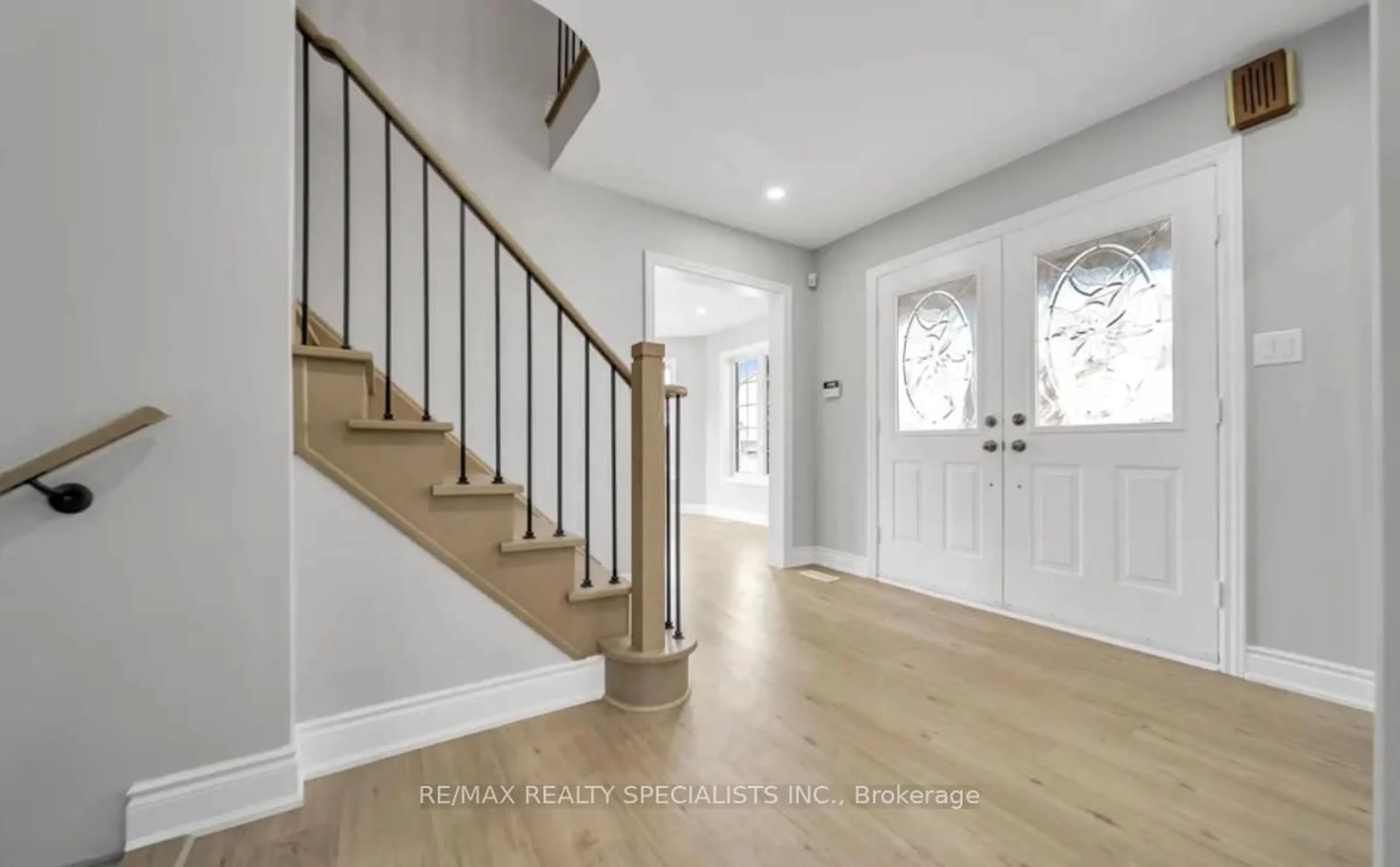 Indoor entryway for 31 Bramcedar Cres, Brampton Ontario L7A 1T3