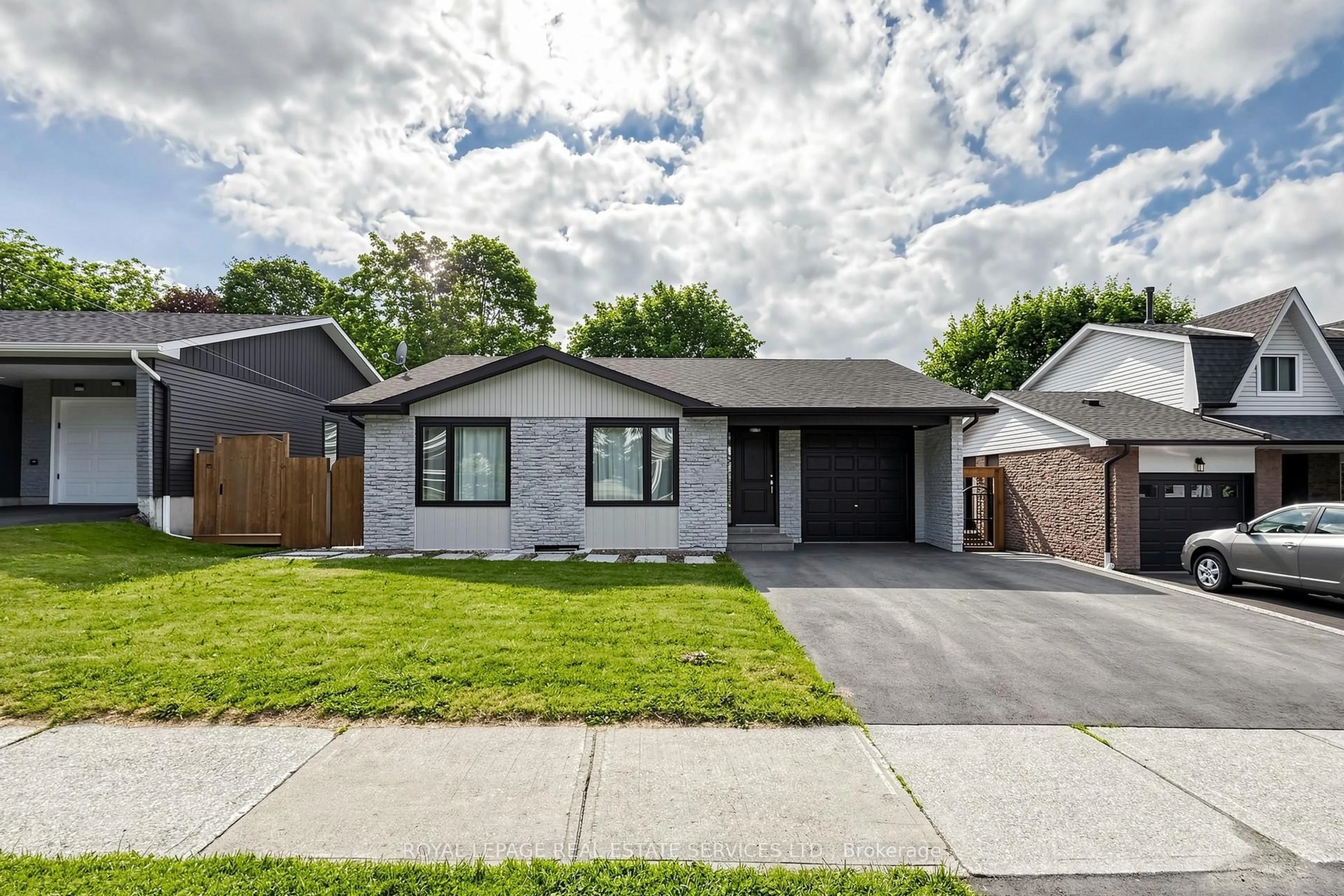 Home with brick exterior material, street for 123 Mill St, Halton Hills Ontario L7G 2C7