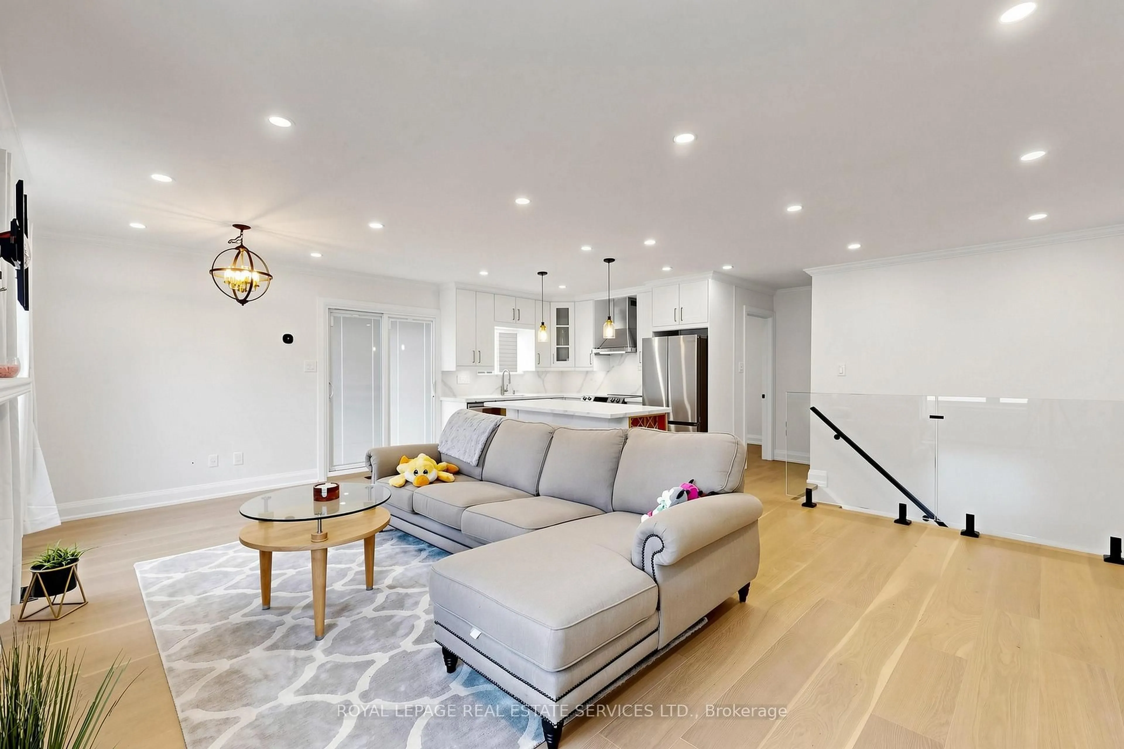 Living room with furniture, unknown for 123 Mill St, Halton Hills Ontario L7G 2C7