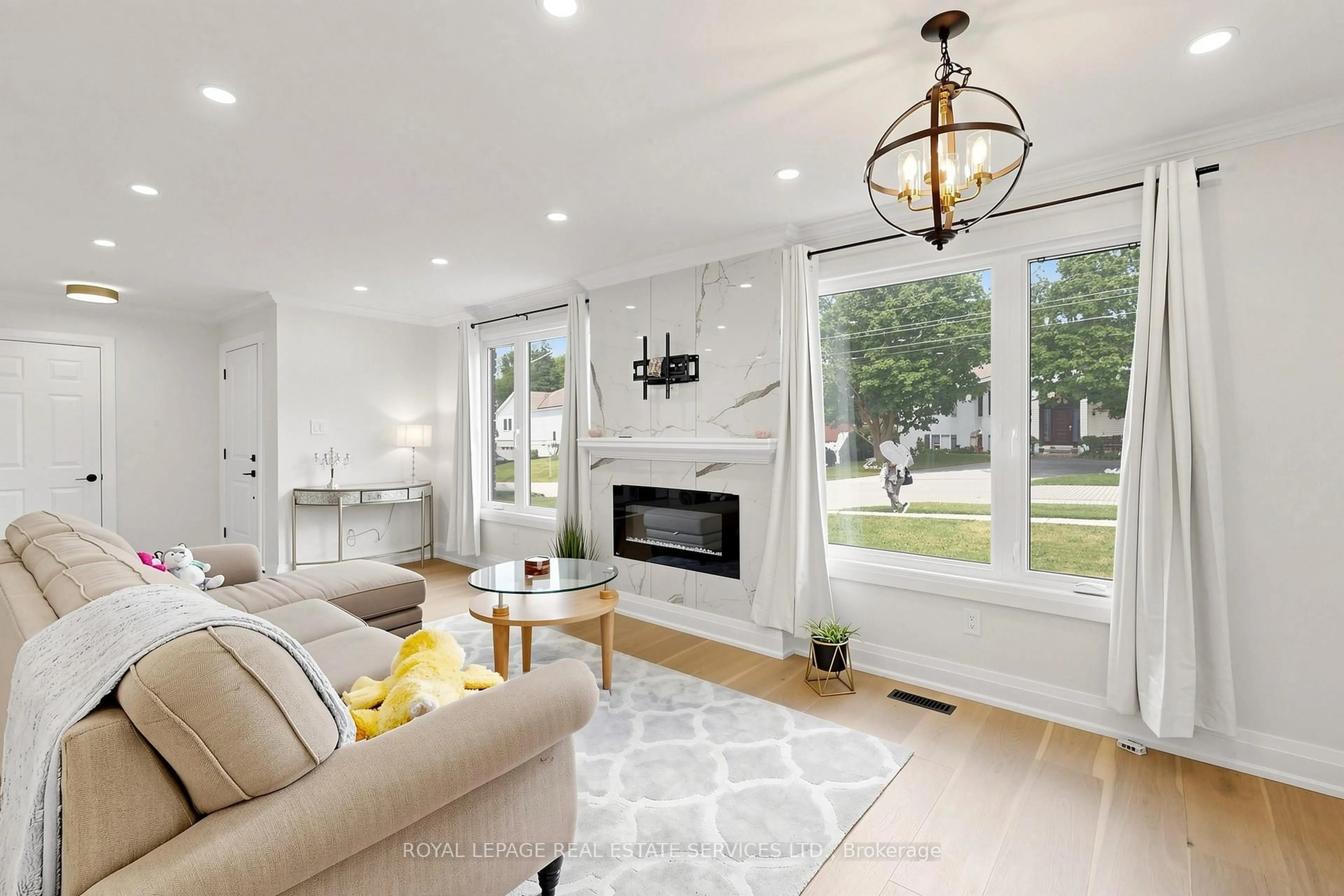 Living room with furniture, unknown for 123 Mill St, Halton Hills Ontario L7G 2C7