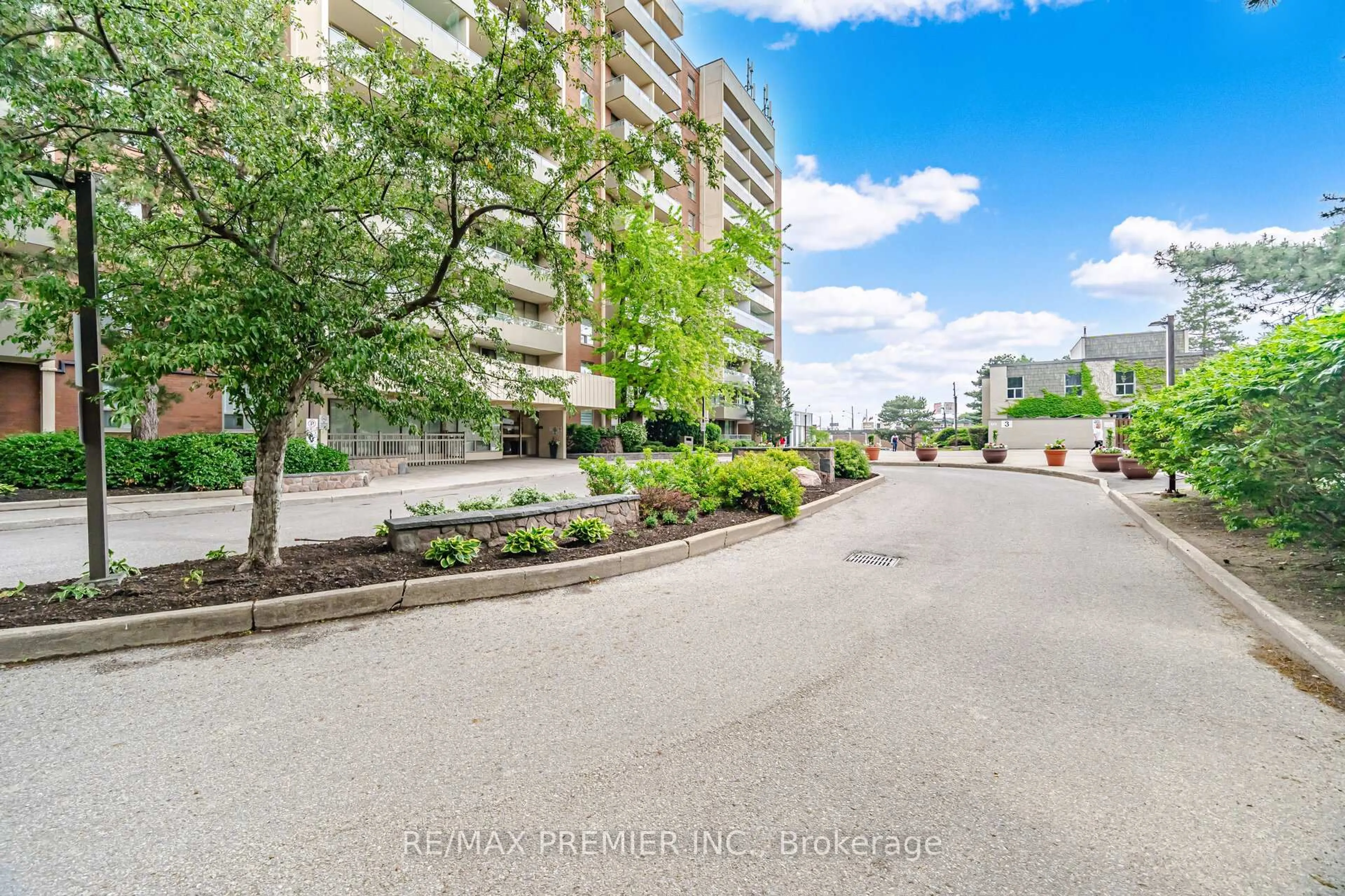 Patio, street for 1 Four Winds Dr #701, Toronto Ontario M3J 2T1