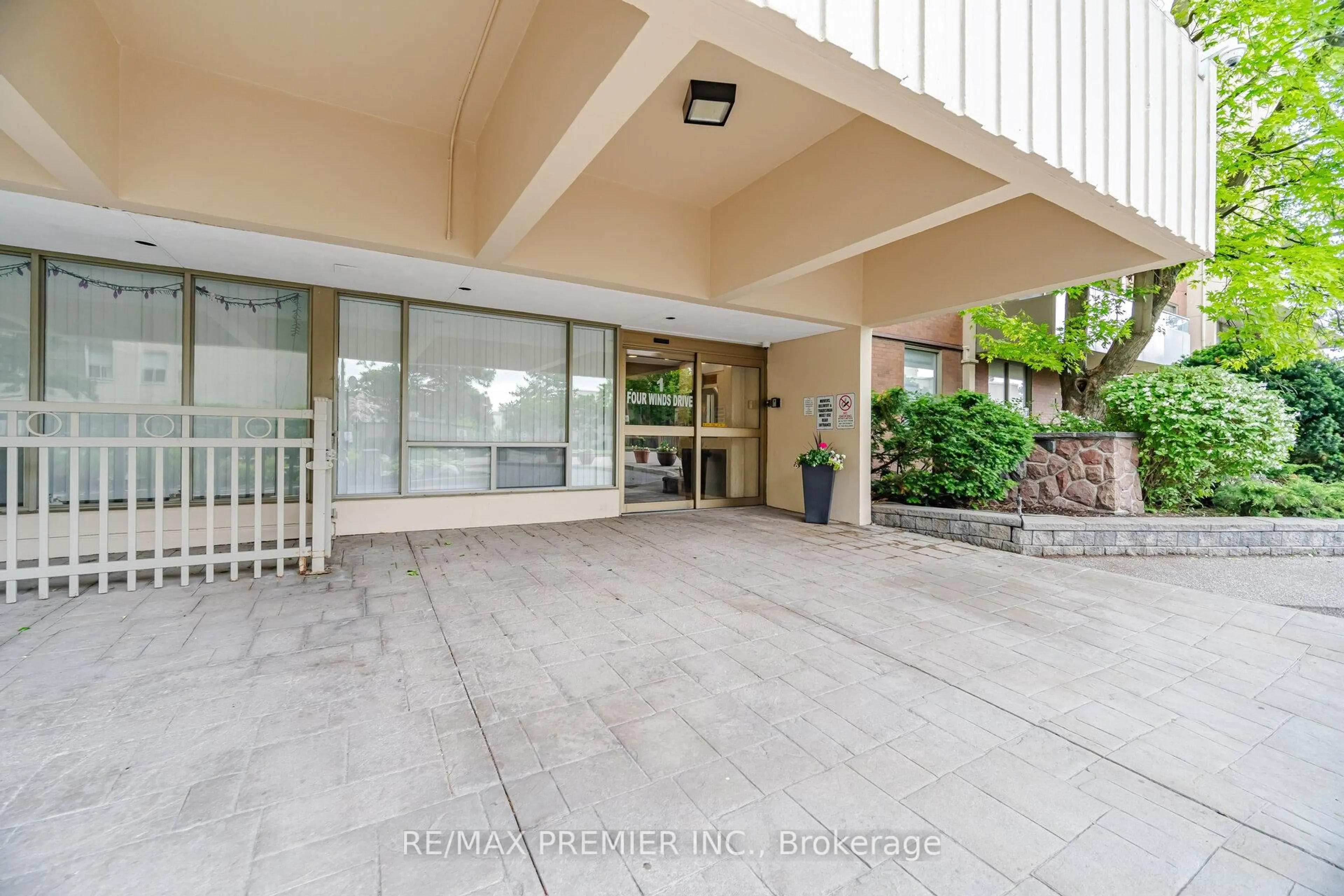 Indoor foyer for 1 Four Winds Dr #701, Toronto Ontario M3J 2T1