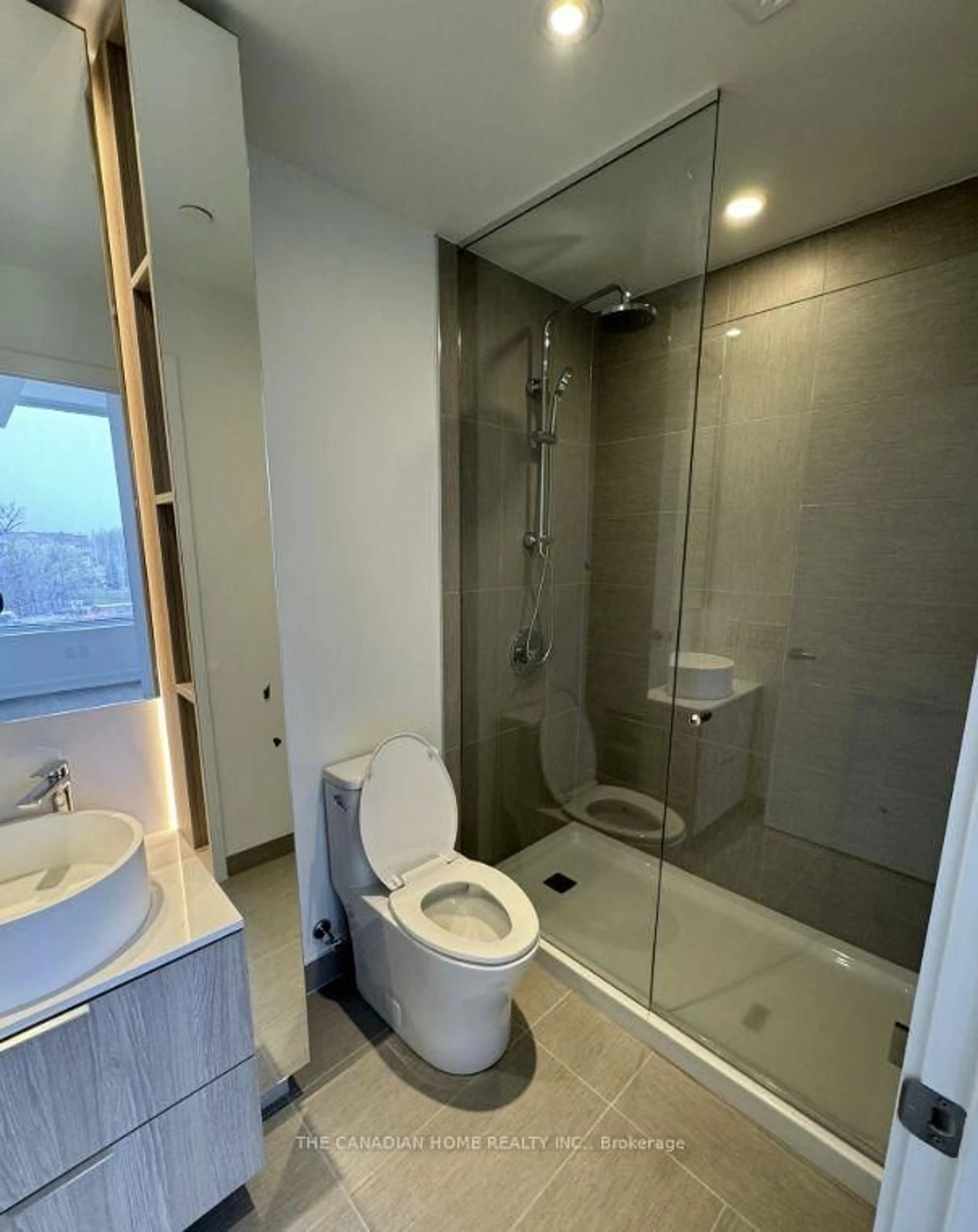 Standard bathroom, unknown for 28 Ann St #323, Mississauga Ontario L5G 0E1