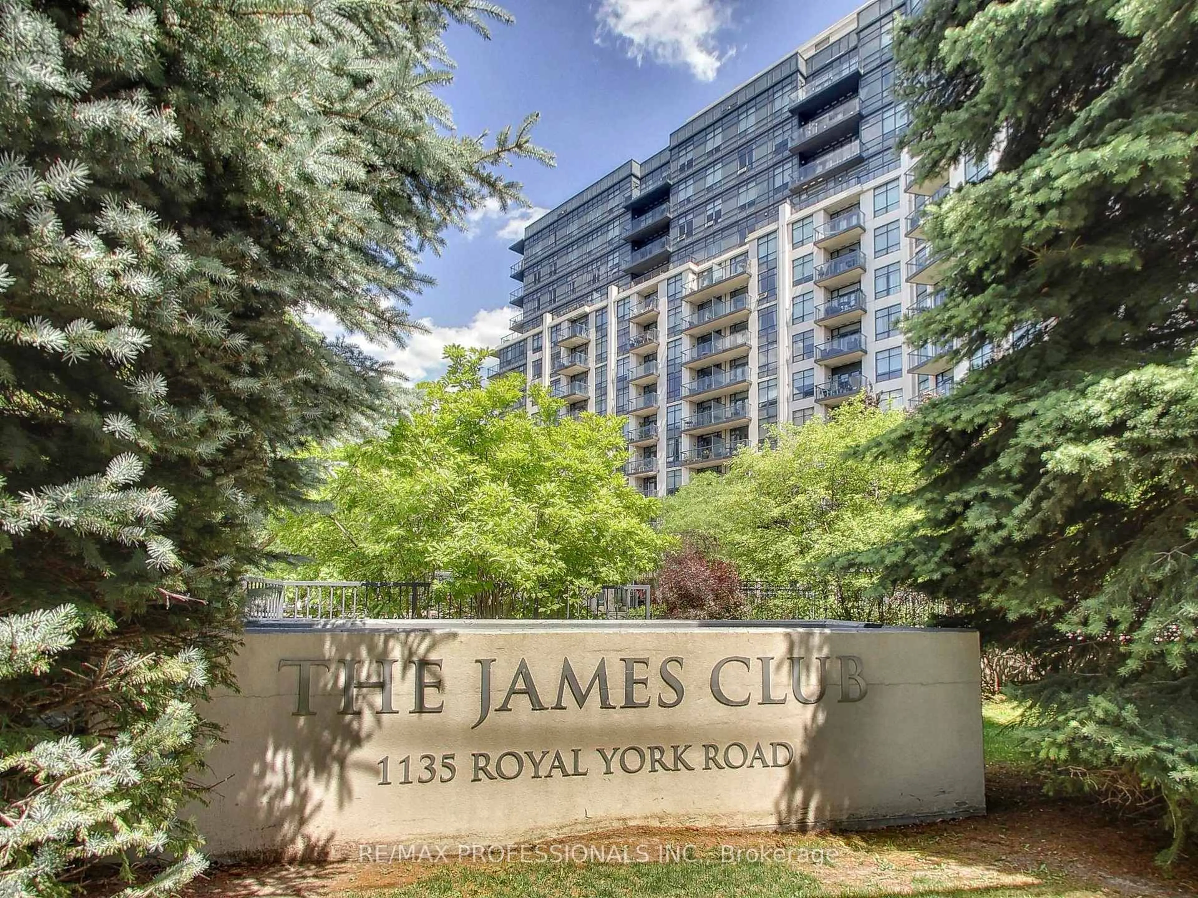 Indoor foyer for 1135 Royal York Rd #711, Toronto Ontario M9A 0C3