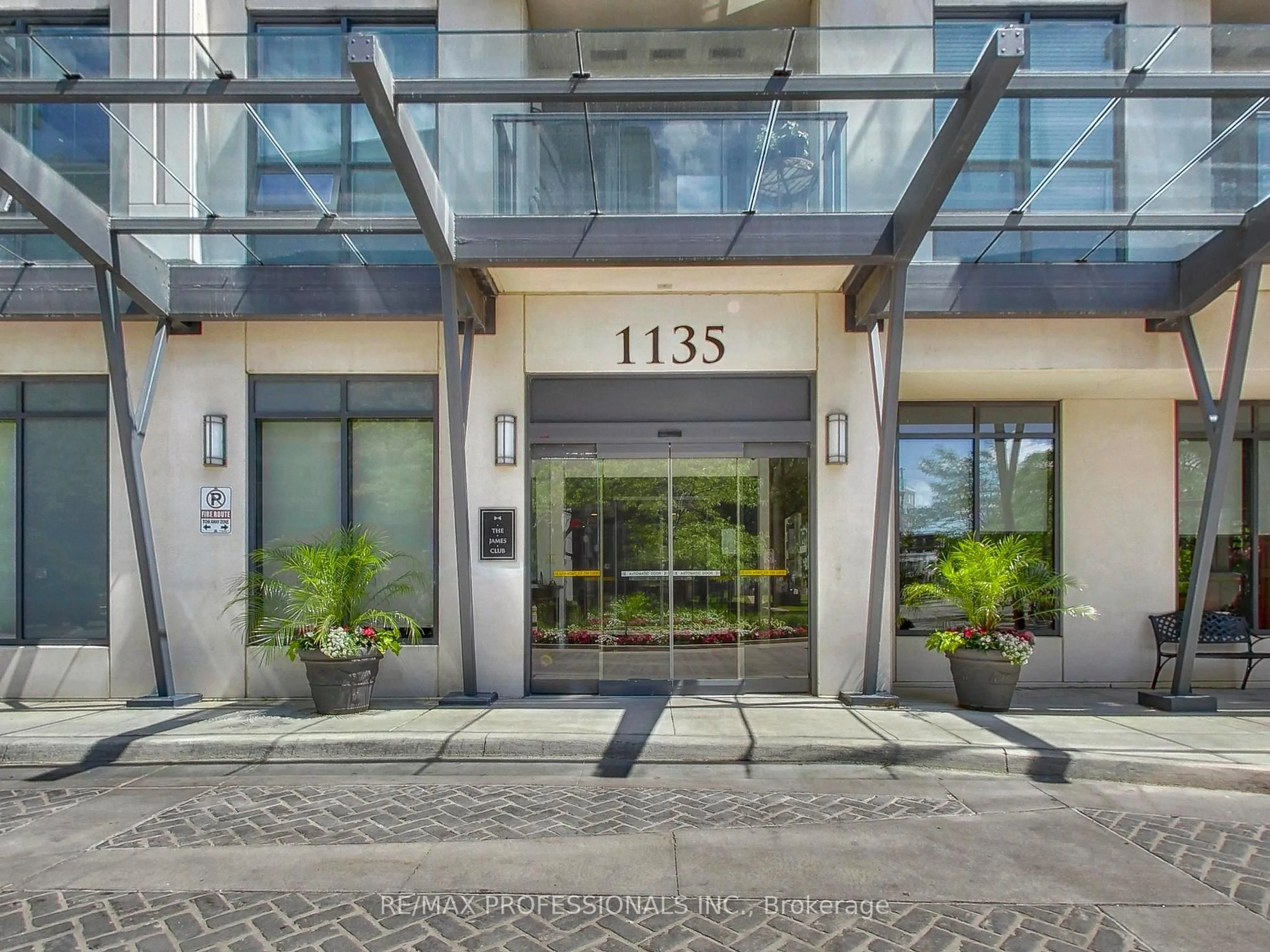 Indoor foyer for 1135 Royal York Rd #711, Toronto Ontario M9A 0C3