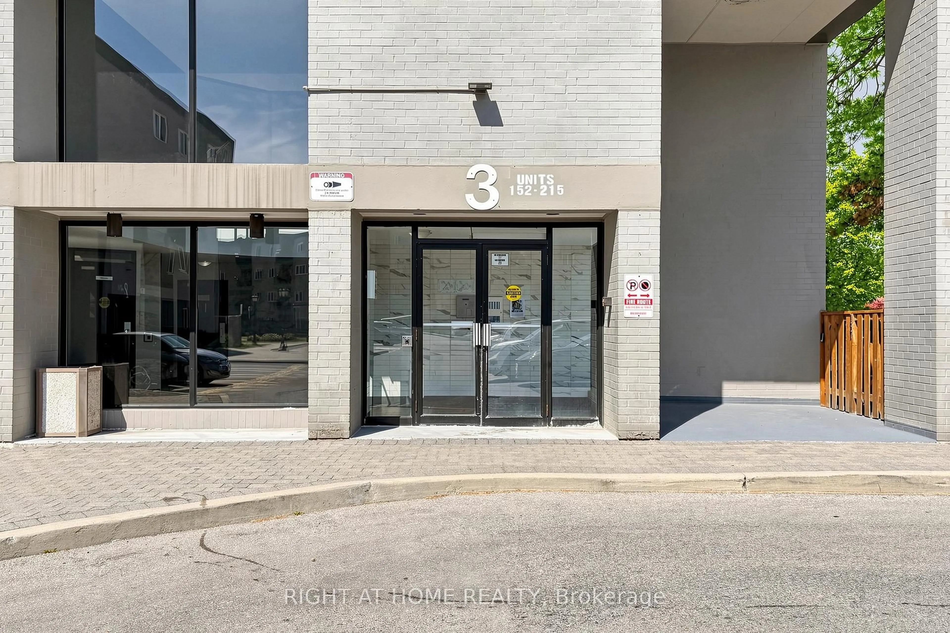 Indoor foyer for 2001 Bonnymede Dr #172, Mississauga Ontario L5J 4H8