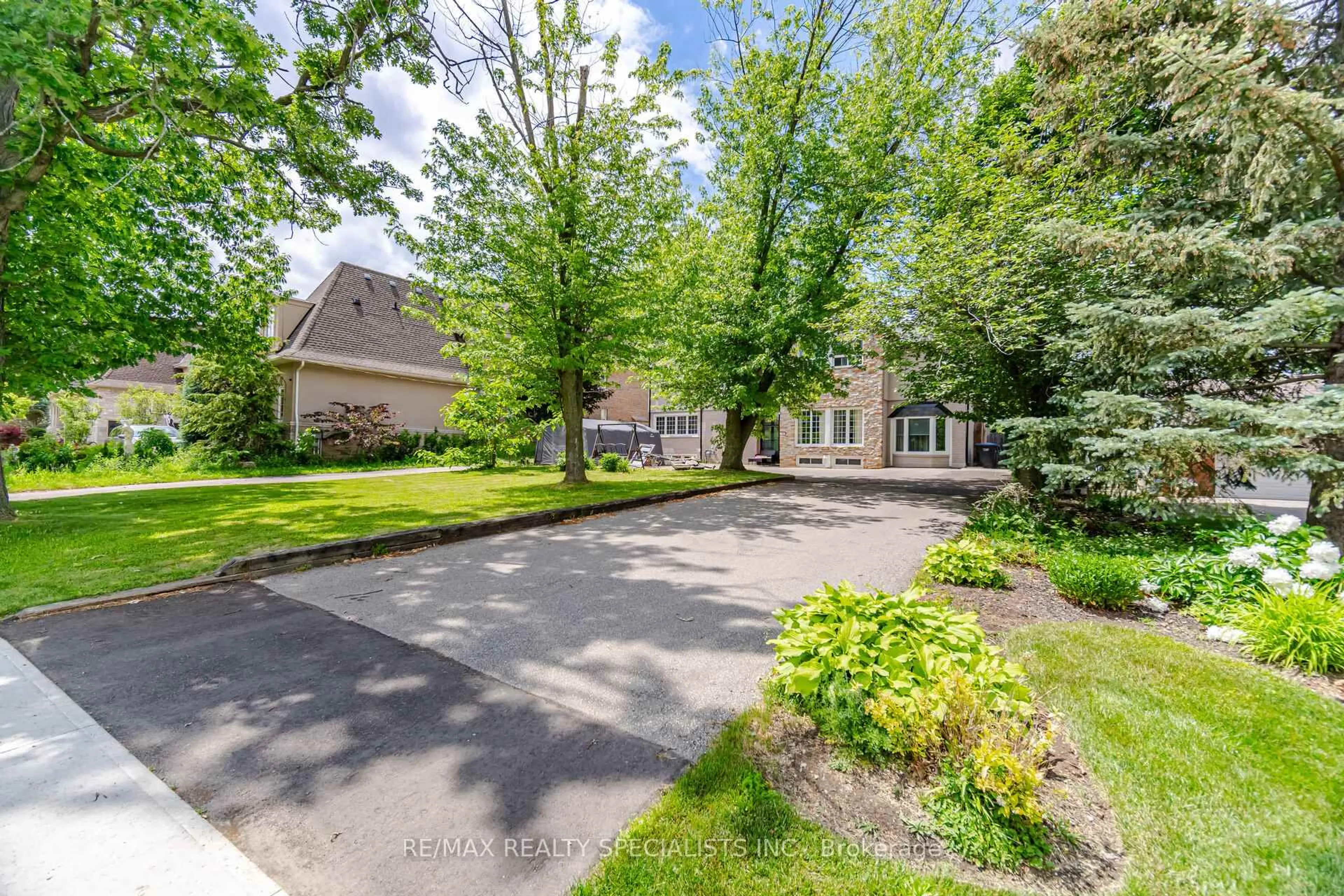 A pic from outside/outdoor area/front of a property/back of a property/a pic from drone, street for 709 Queensway, Mississauga Ontario L5C 1A7