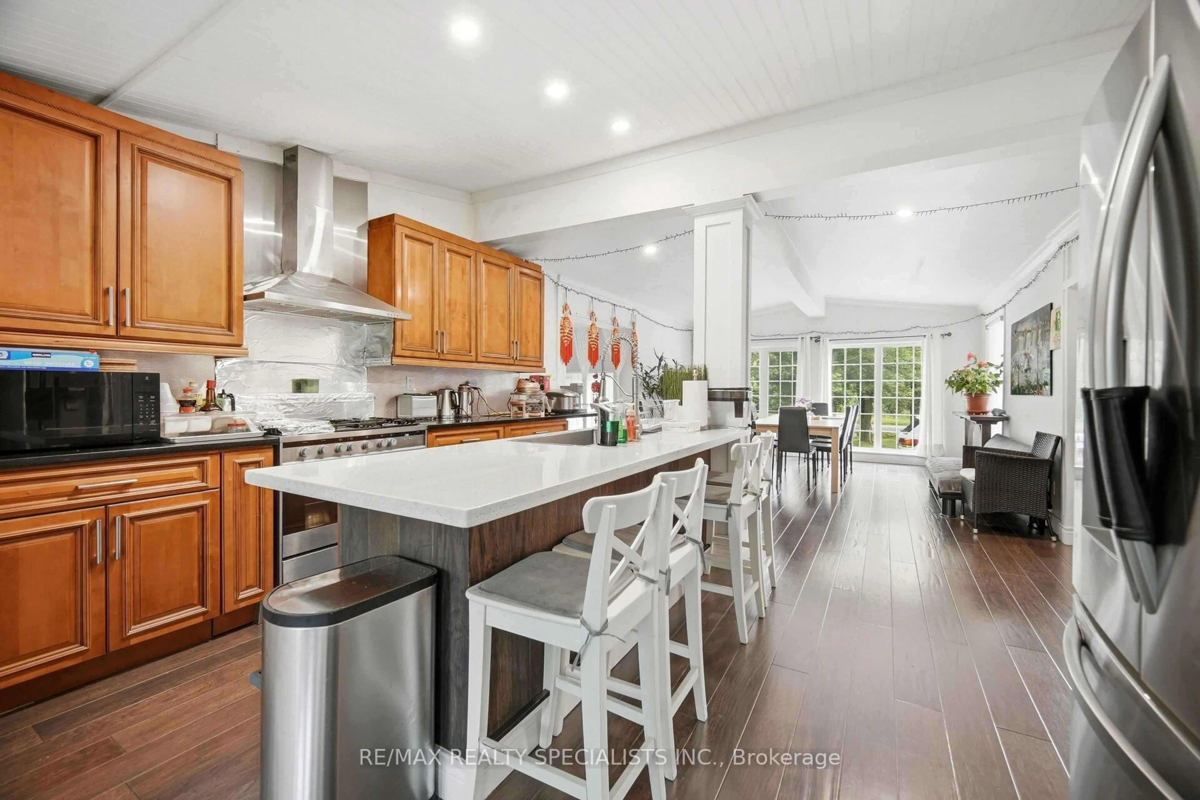 Open concept kitchen, ceramic/tile floor for 709 Queensway, Mississauga Ontario L5C 1A7