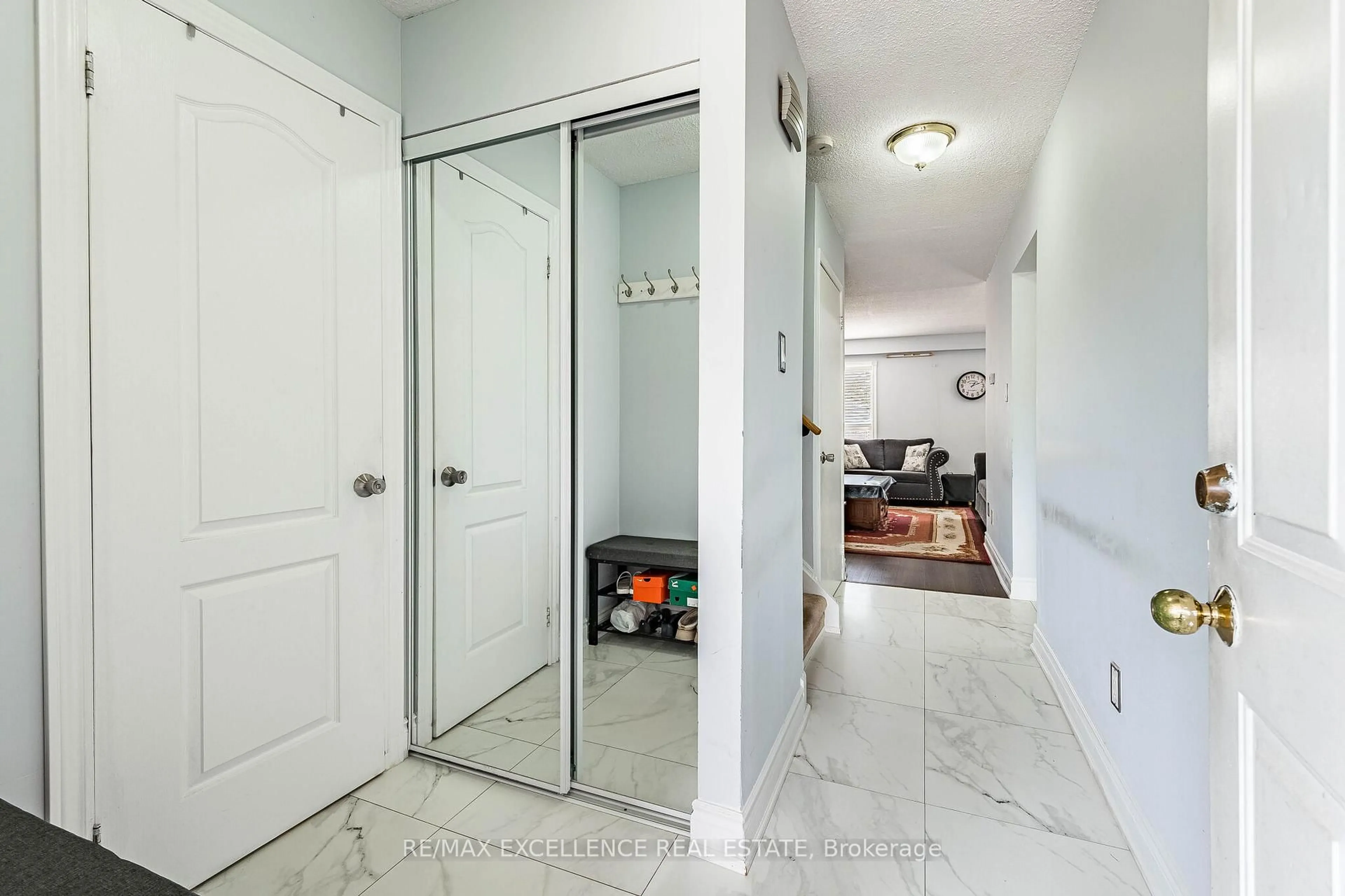 Indoor entryway for 6 Stalbridge Ave, Brampton Ontario L6Y 4H1