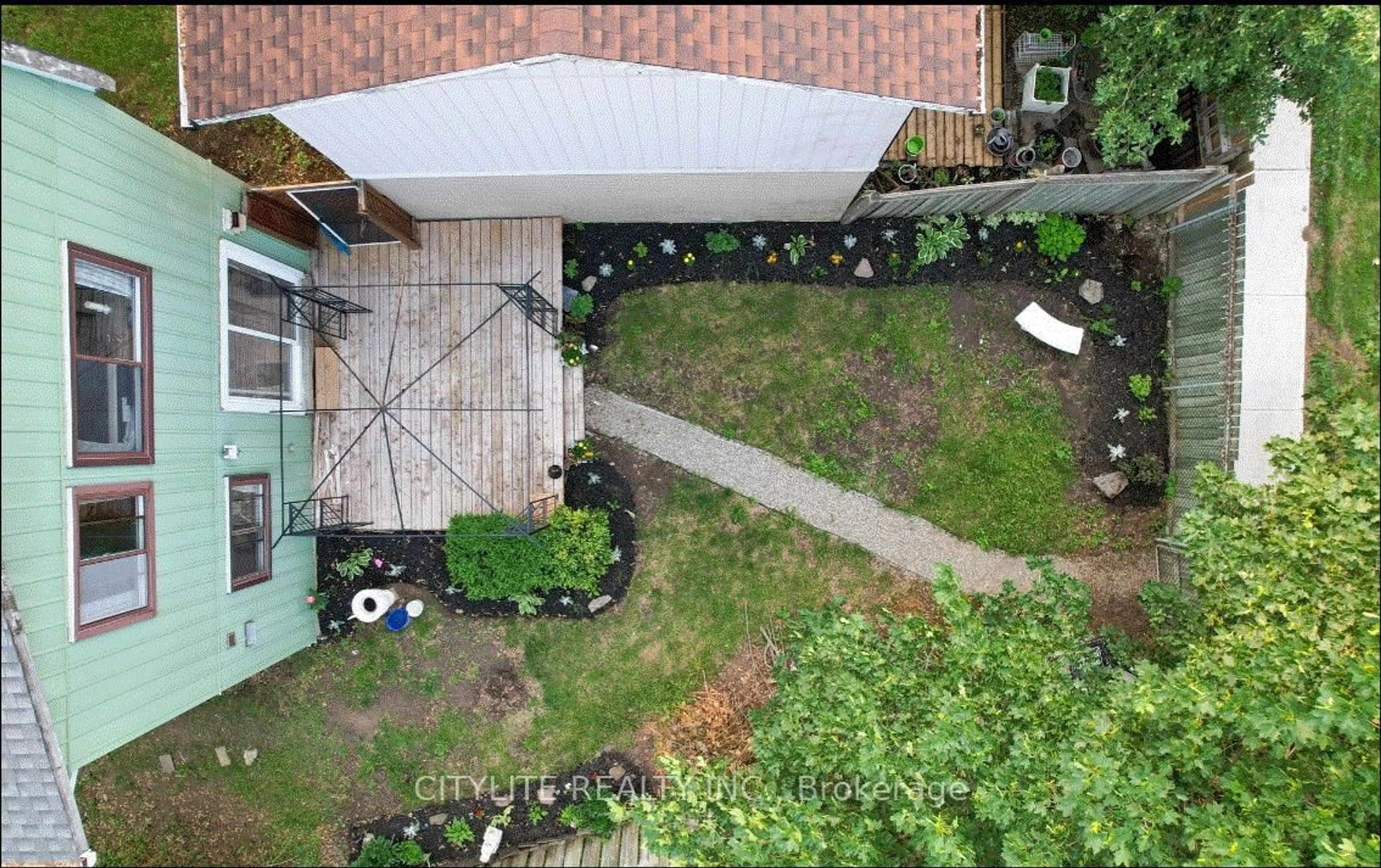 A pic from outside/outdoor area/front of a property/back of a property/a pic from drone, unknown for 8 Horseshoe Crt, Brampton Ontario L6S 1S1