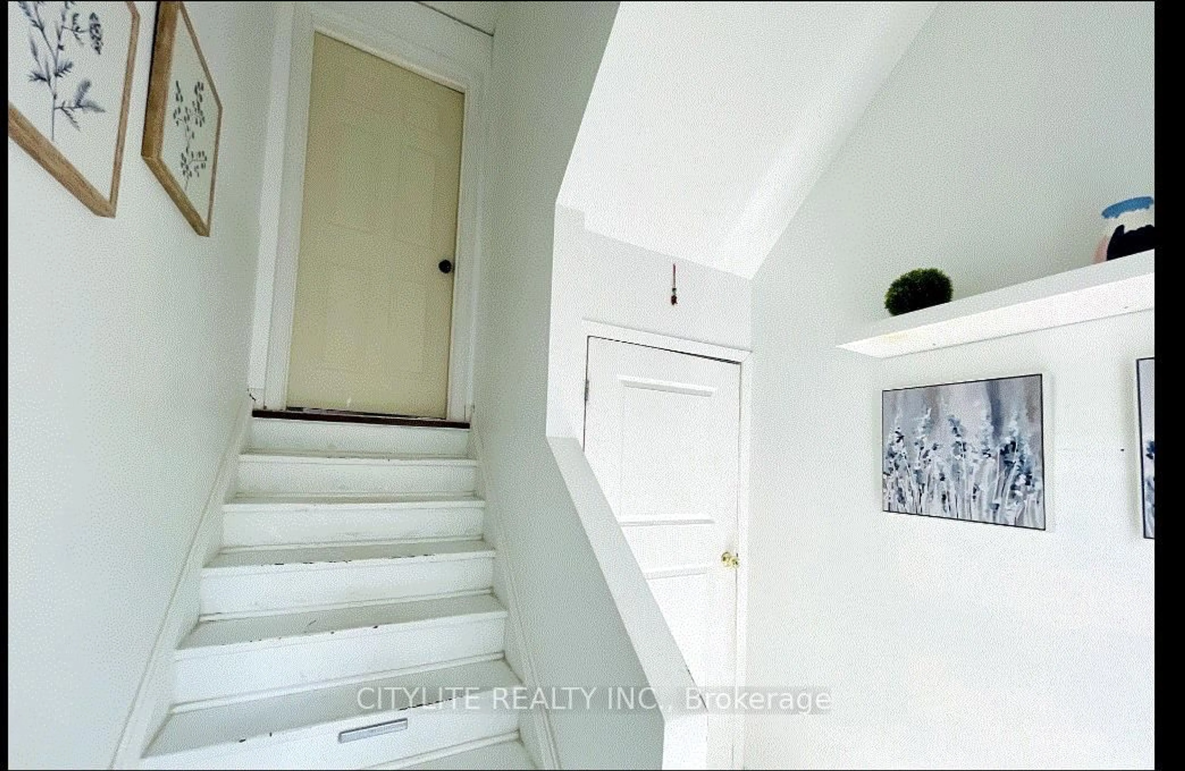 Indoor entryway for 8 Horseshoe Crt, Brampton Ontario L6S 1S1