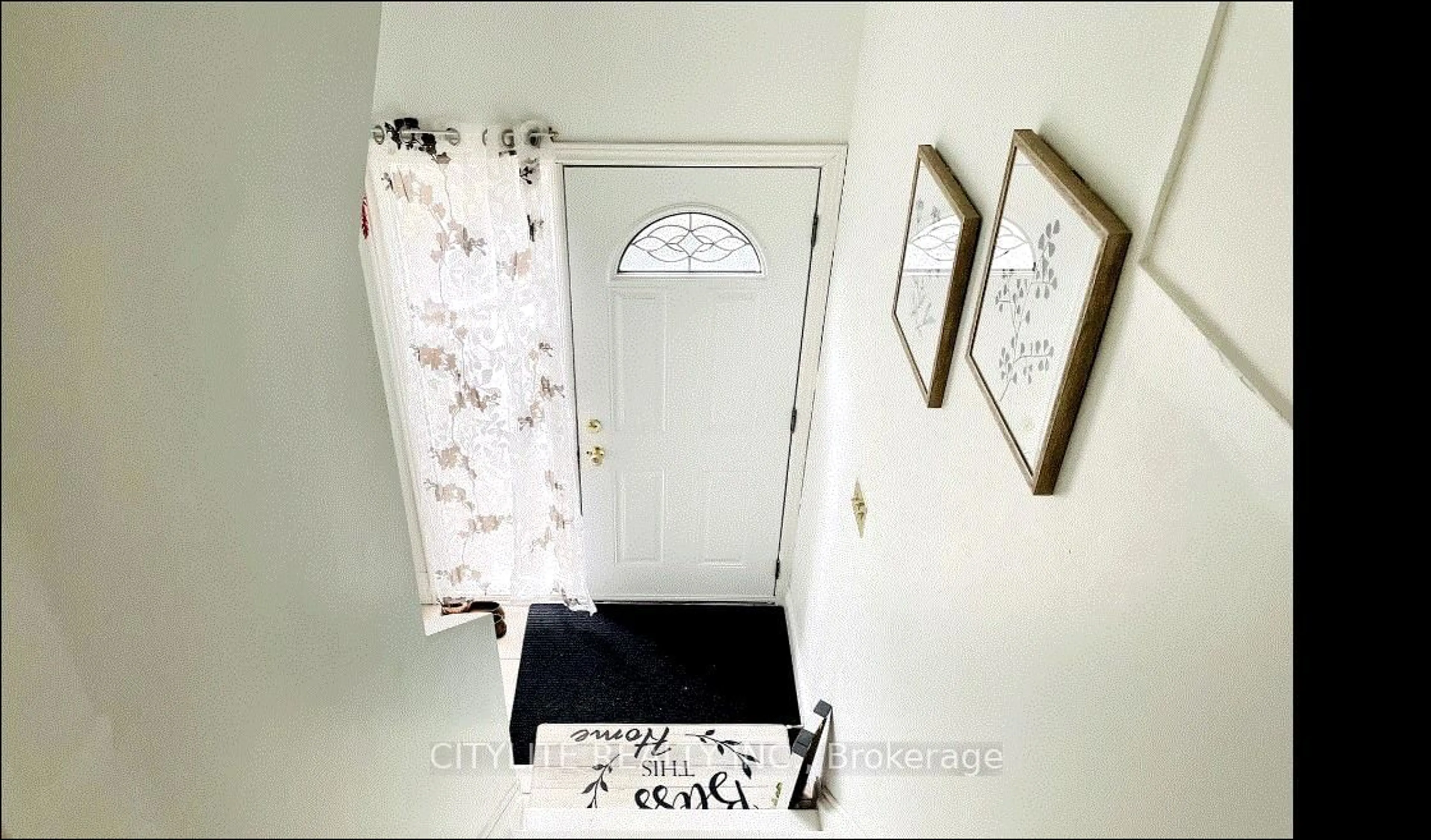Indoor entryway for 8 Horseshoe Crt, Brampton Ontario L6S 1S1