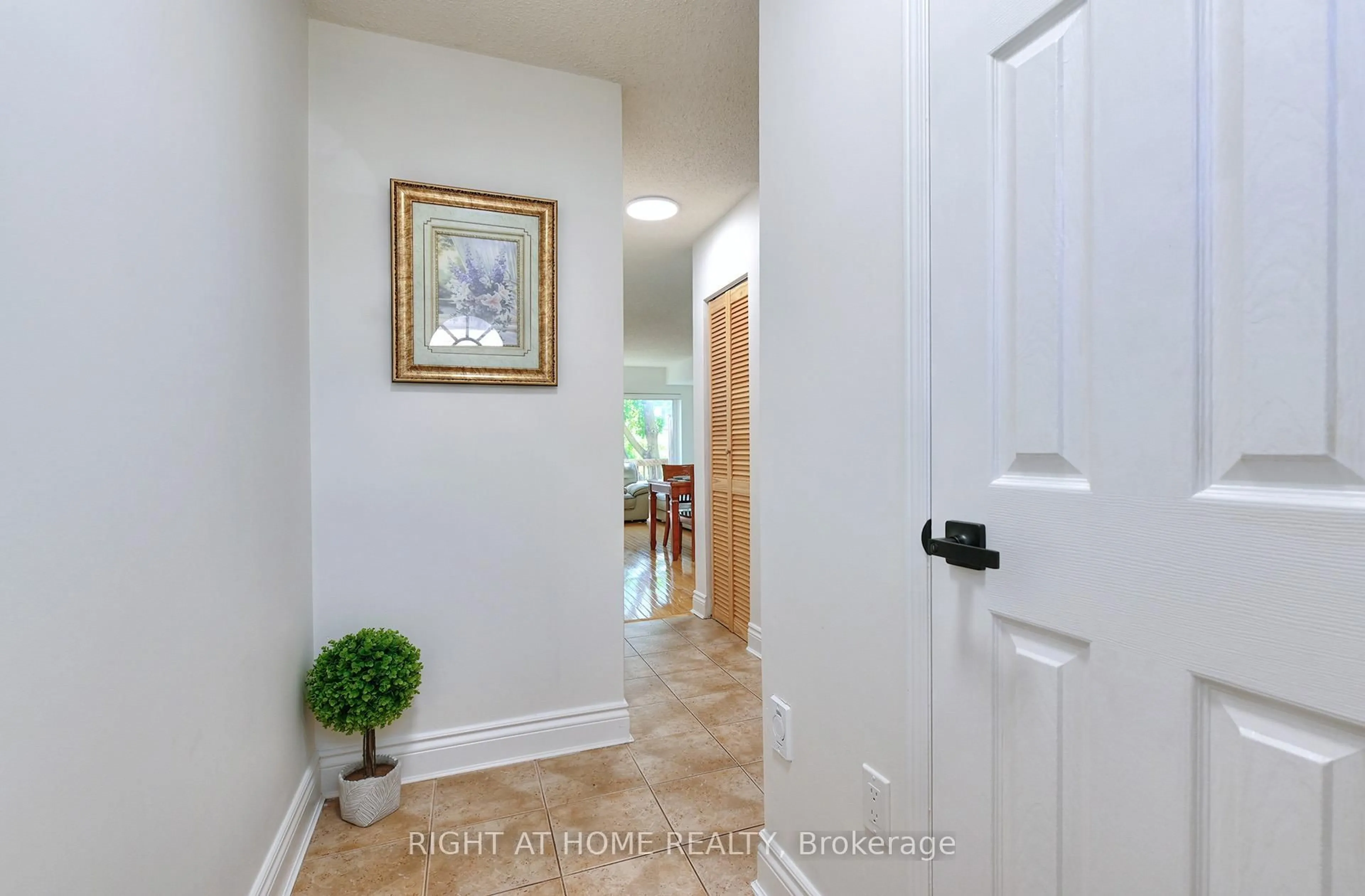 Indoor entryway for 80 Strathaven Dr #35, Mississauga Ontario L5R 3V9