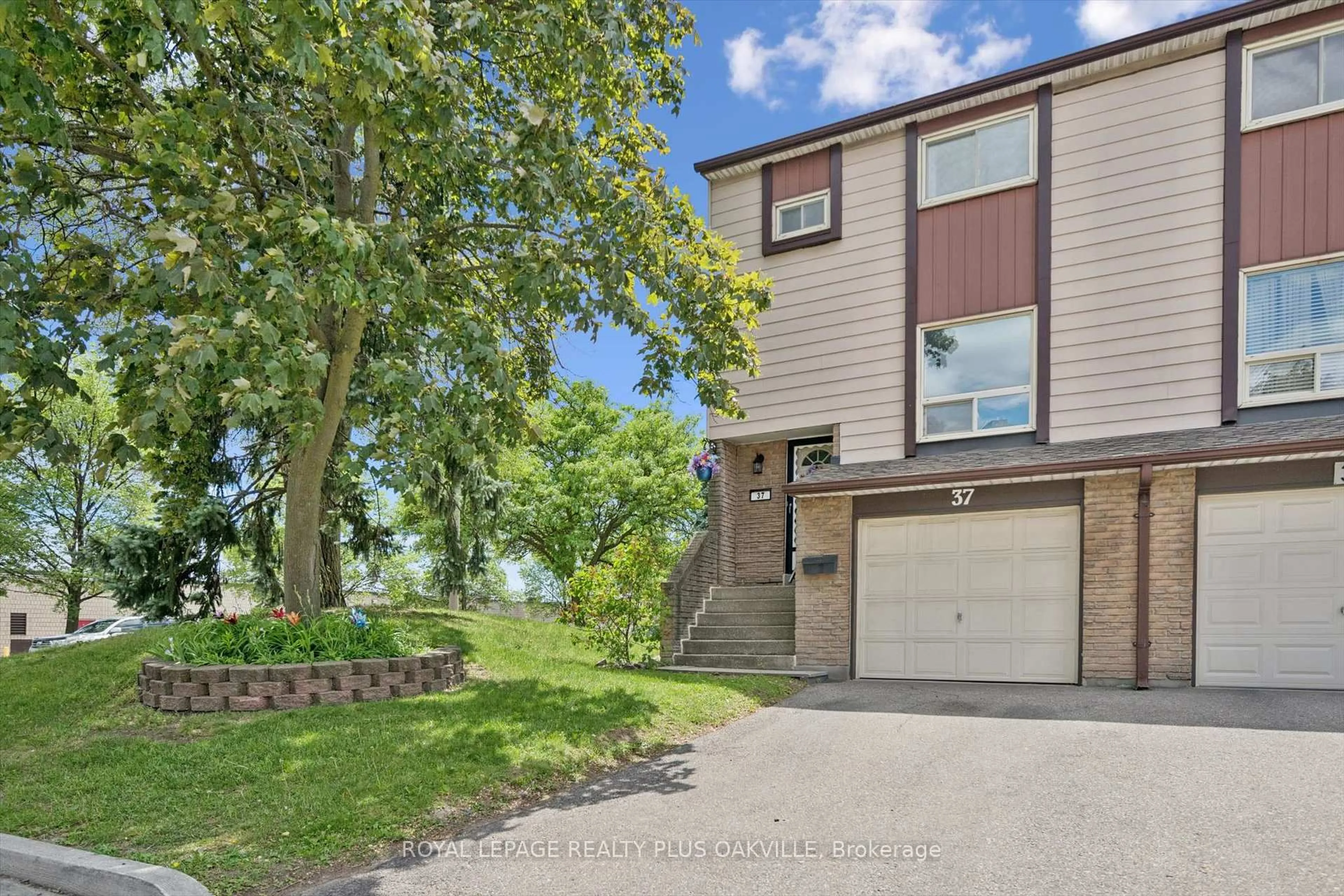 A pic from outside/outdoor area/front of a property/back of a property/a pic from drone, unknown for 1221 Dundix Rd #37, Mississauga Ontario L4Y 3Y9