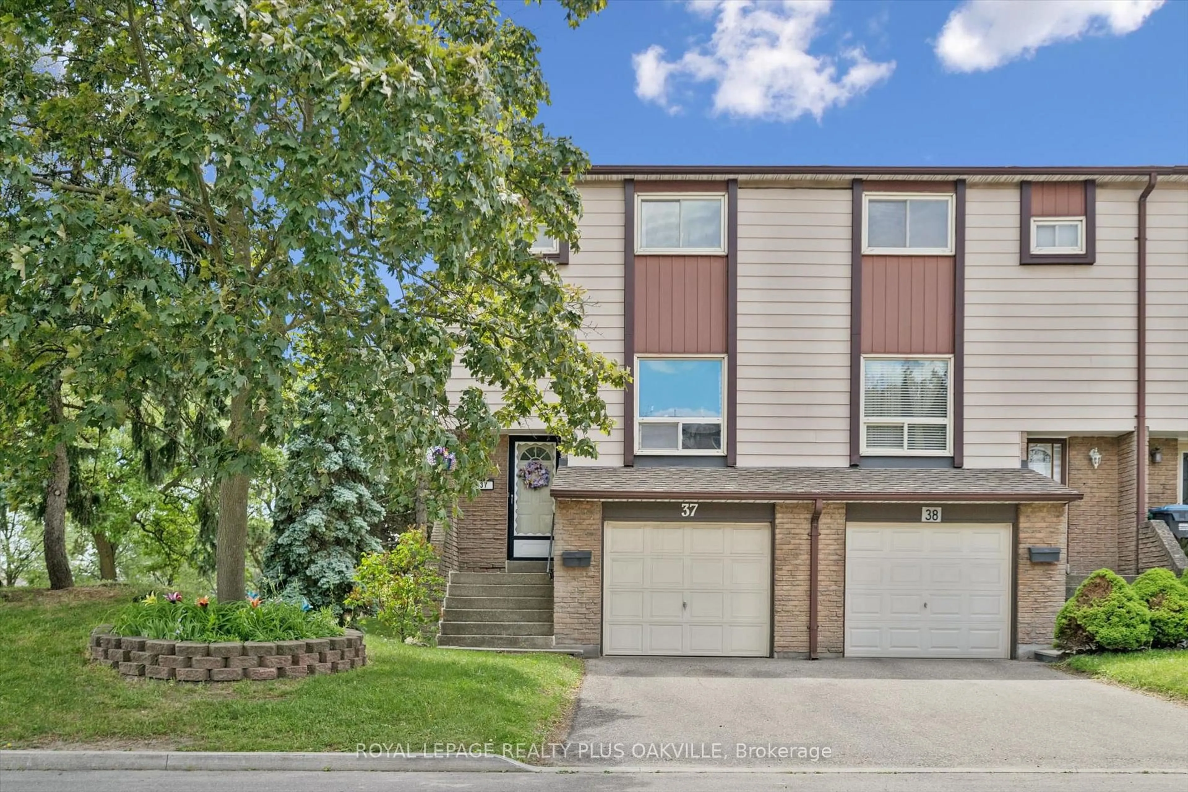 Home with brick exterior material, street for 1221 Dundix Rd #37, Mississauga Ontario L4Y 3Y9