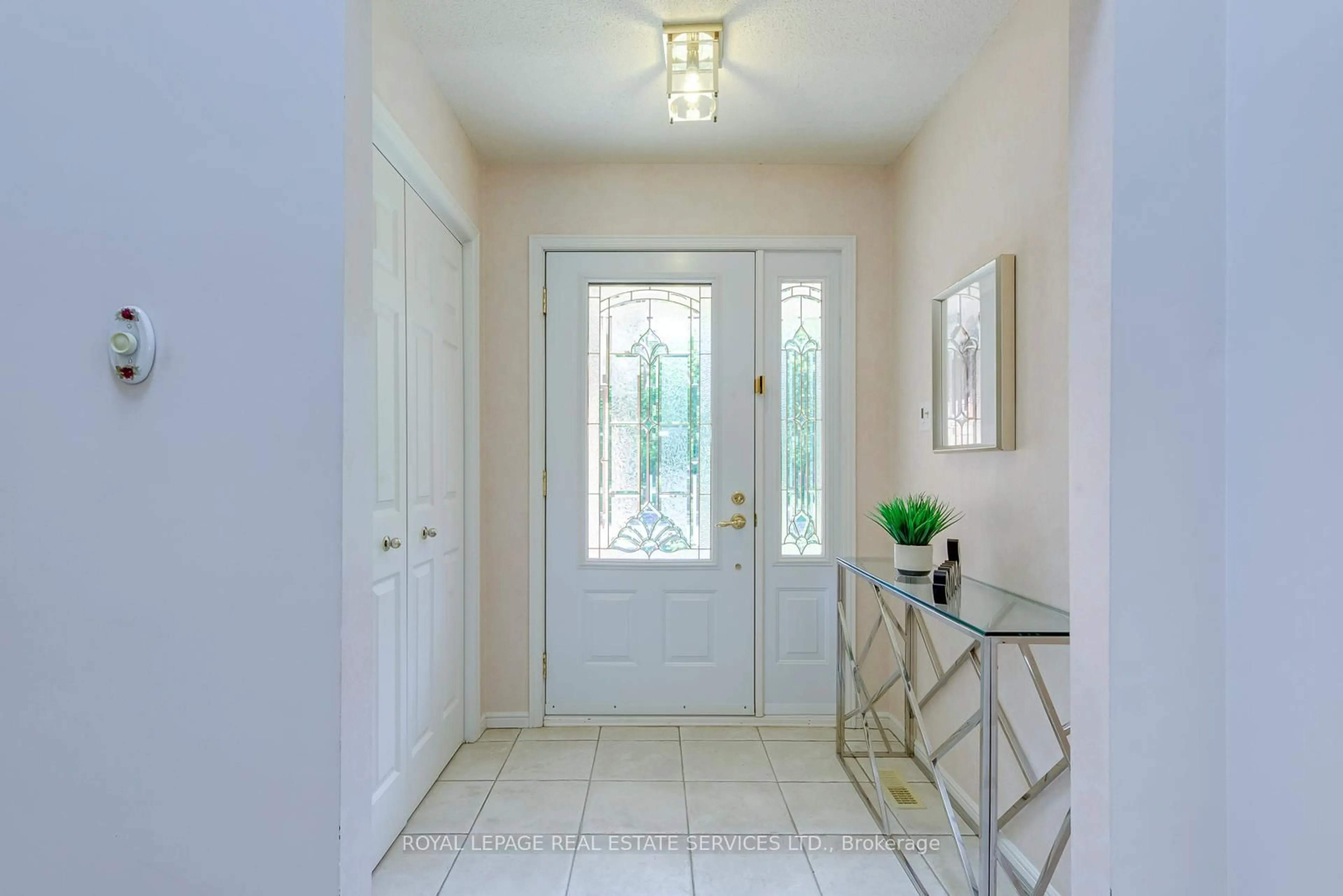 Indoor entryway for 500 Woodview Rd, Burlington Ontario L7N 3P9