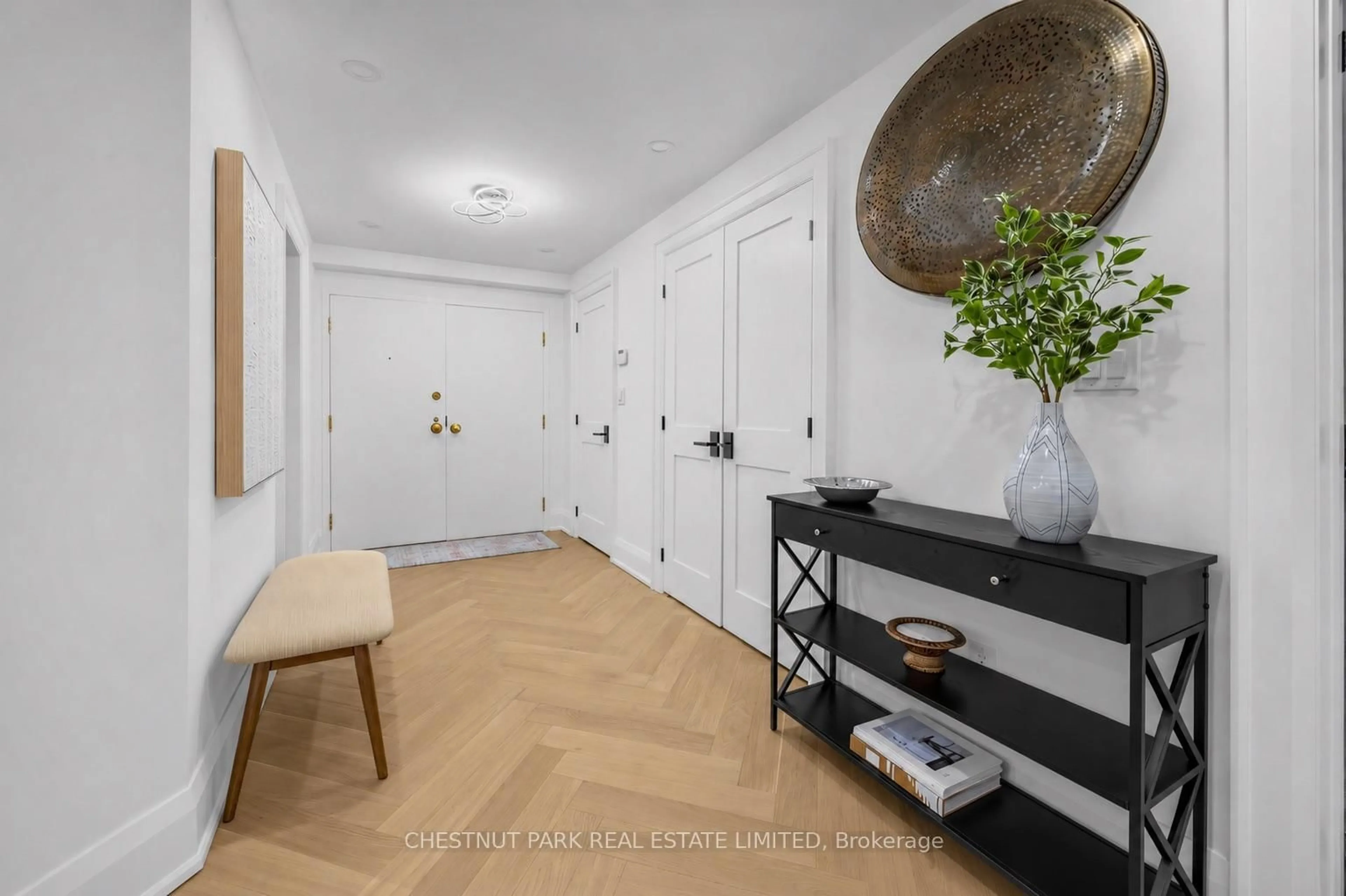 Indoor entryway for 2545 Bloor St #PH 405, Toronto Ontario M6S 1S1