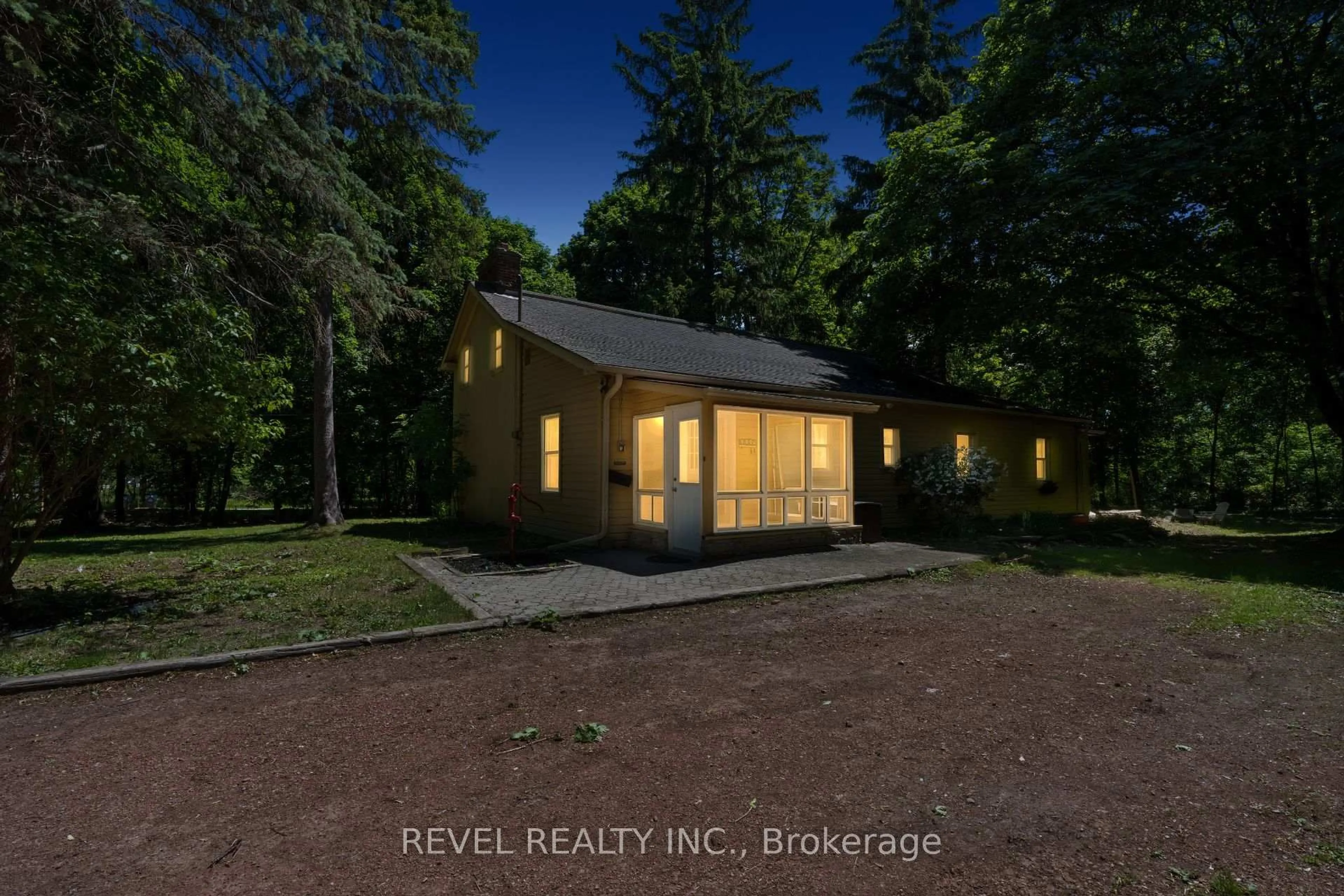 A pic from outside/outdoor area/front of a property/back of a property/a pic from drone, unknown for 41 Mill St, Mississauga Ontario L5M 1Y3