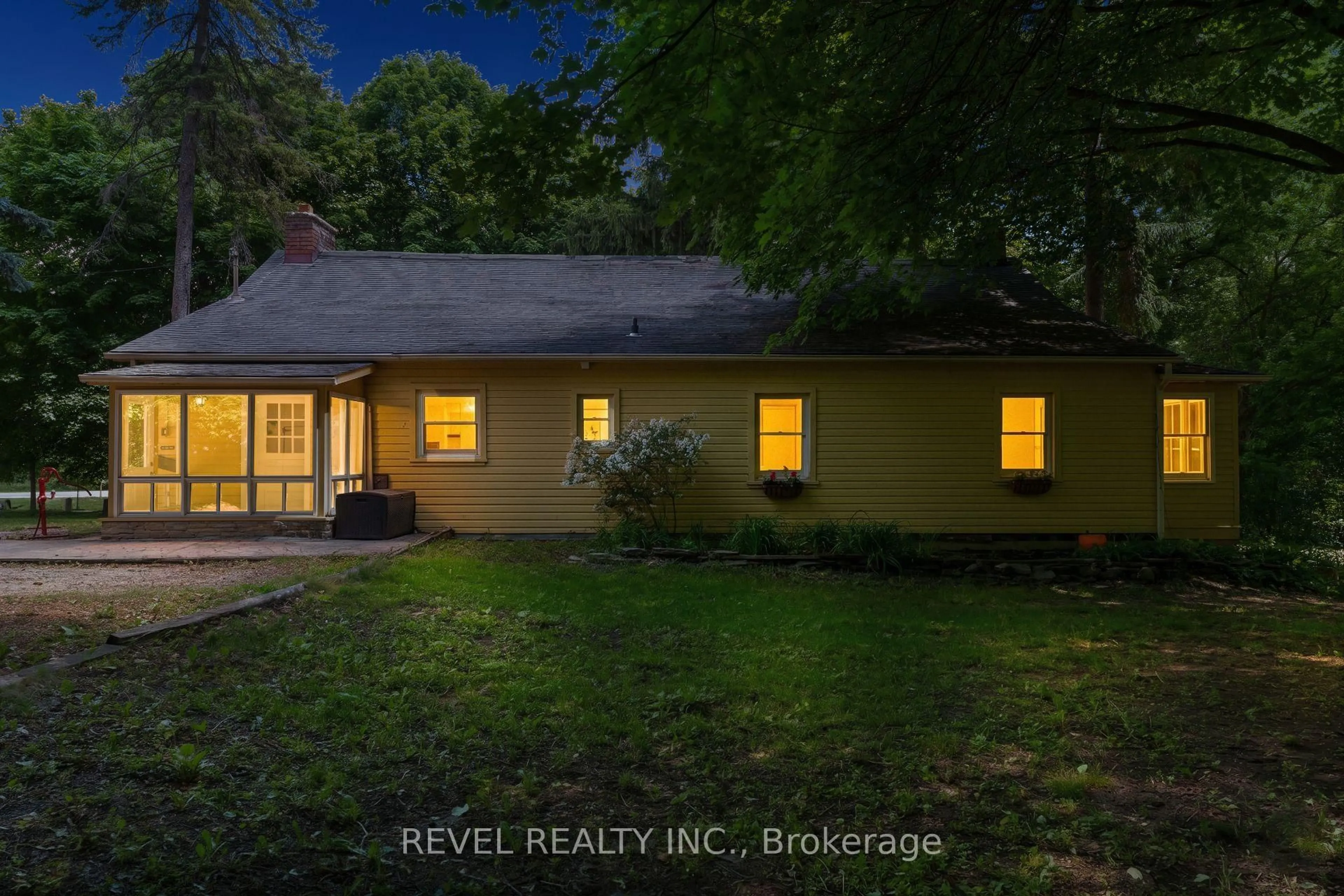 A pic from outside/outdoor area/front of a property/back of a property/a pic from drone, street for 41 Mill St, Mississauga Ontario L5M 1Y3