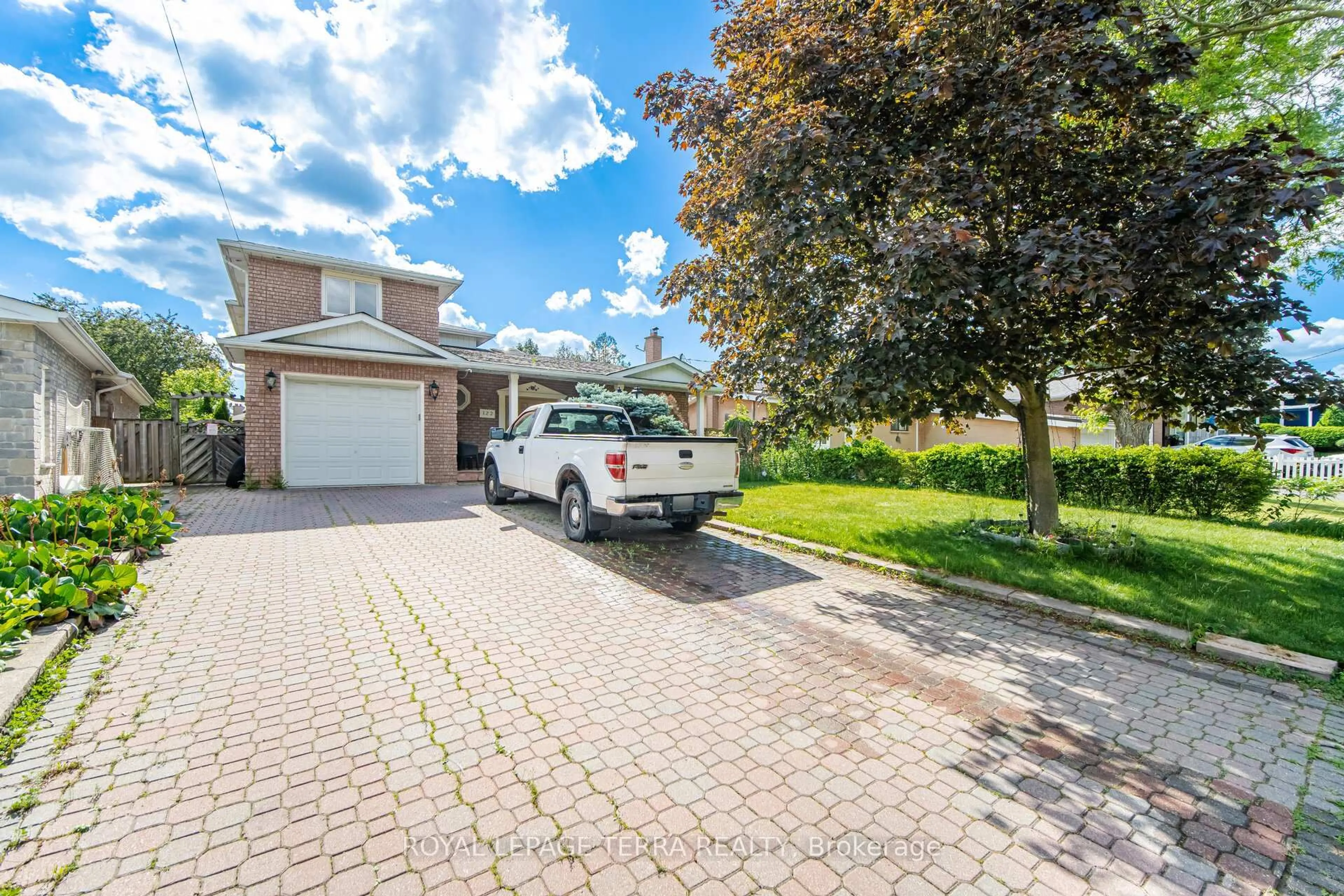 A pic from outside/outdoor area/front of a property/back of a property/a pic from drone, street for 122 Verobeach Blvd, Toronto Ontario M9M 1R1