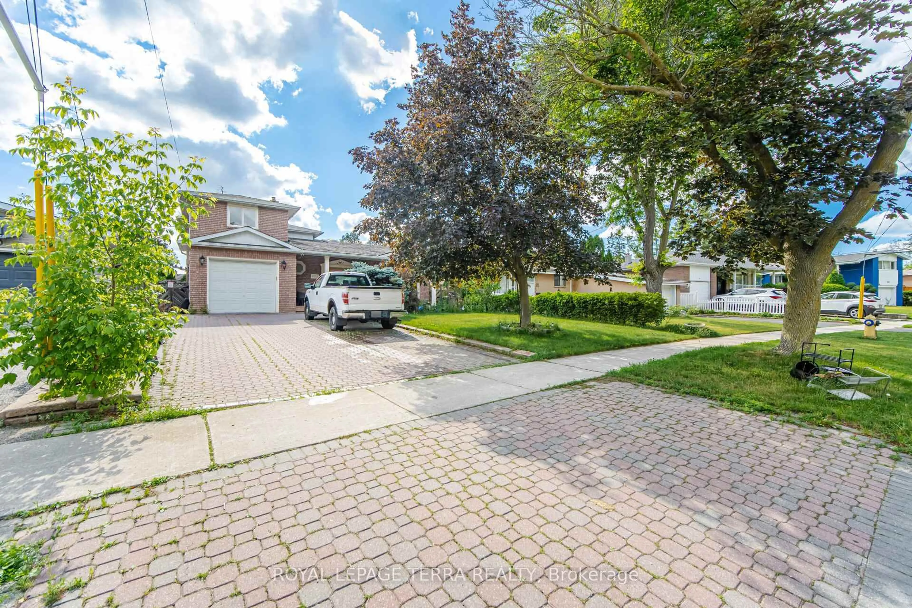 A pic from outside/outdoor area/front of a property/back of a property/a pic from drone, street for 122 Verobeach Blvd, Toronto Ontario M9M 1R1