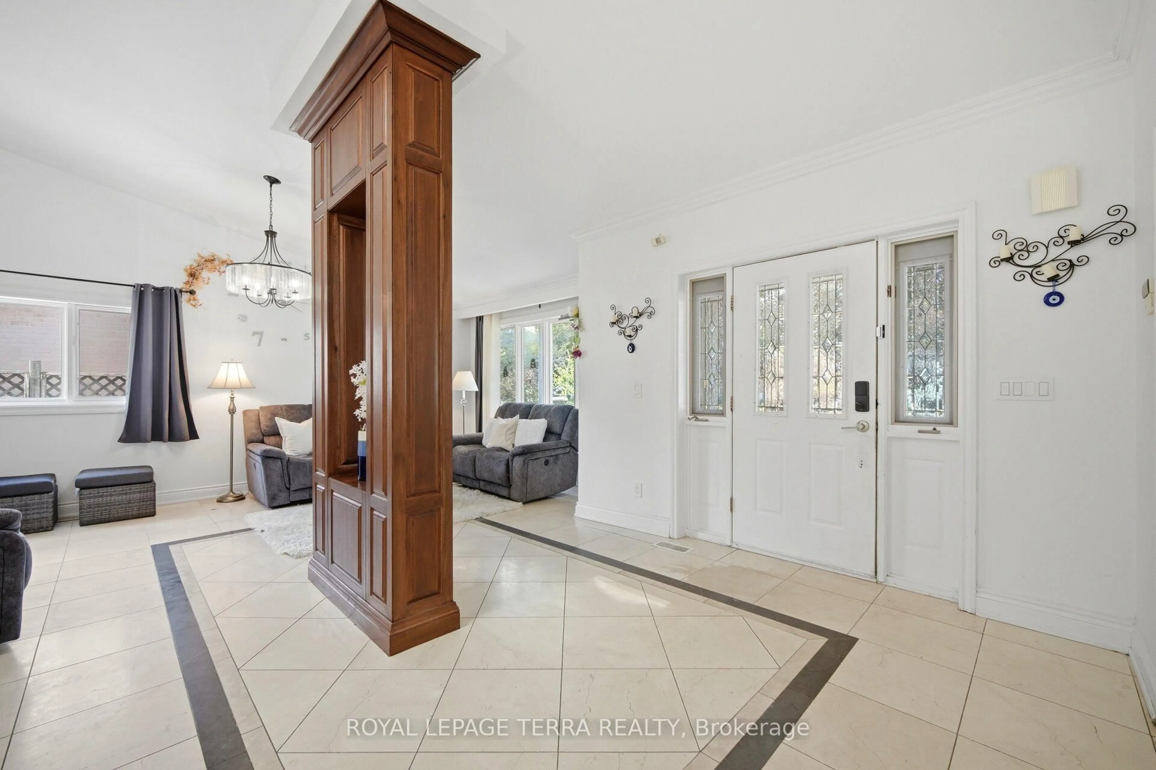 Indoor foyer for 122 Verobeach Blvd, Toronto Ontario M9M 1R1