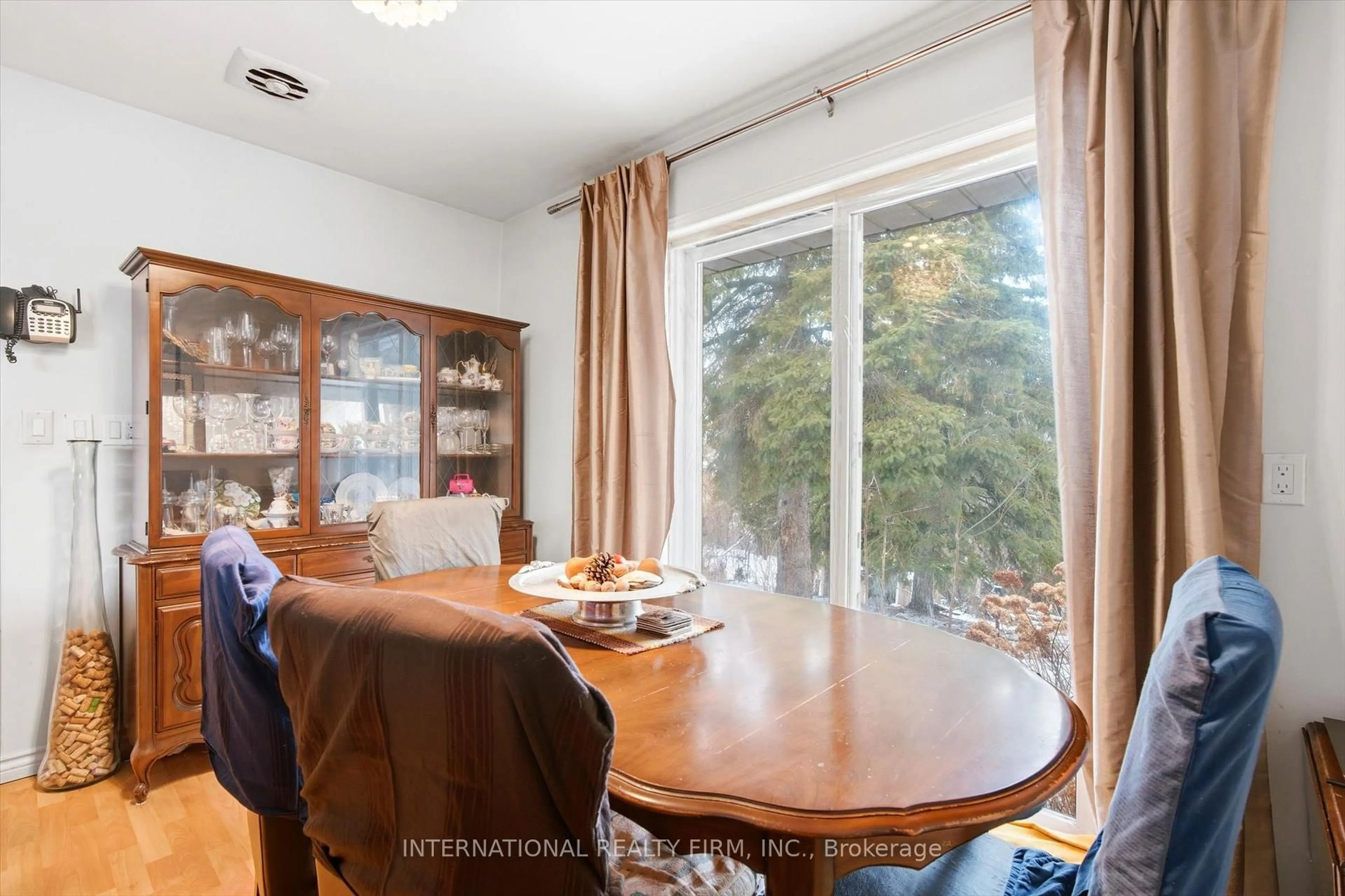 Dining room, wood/laminate floor for 84 Hadrian Dr, Toronto Ontario M9W 1V4
