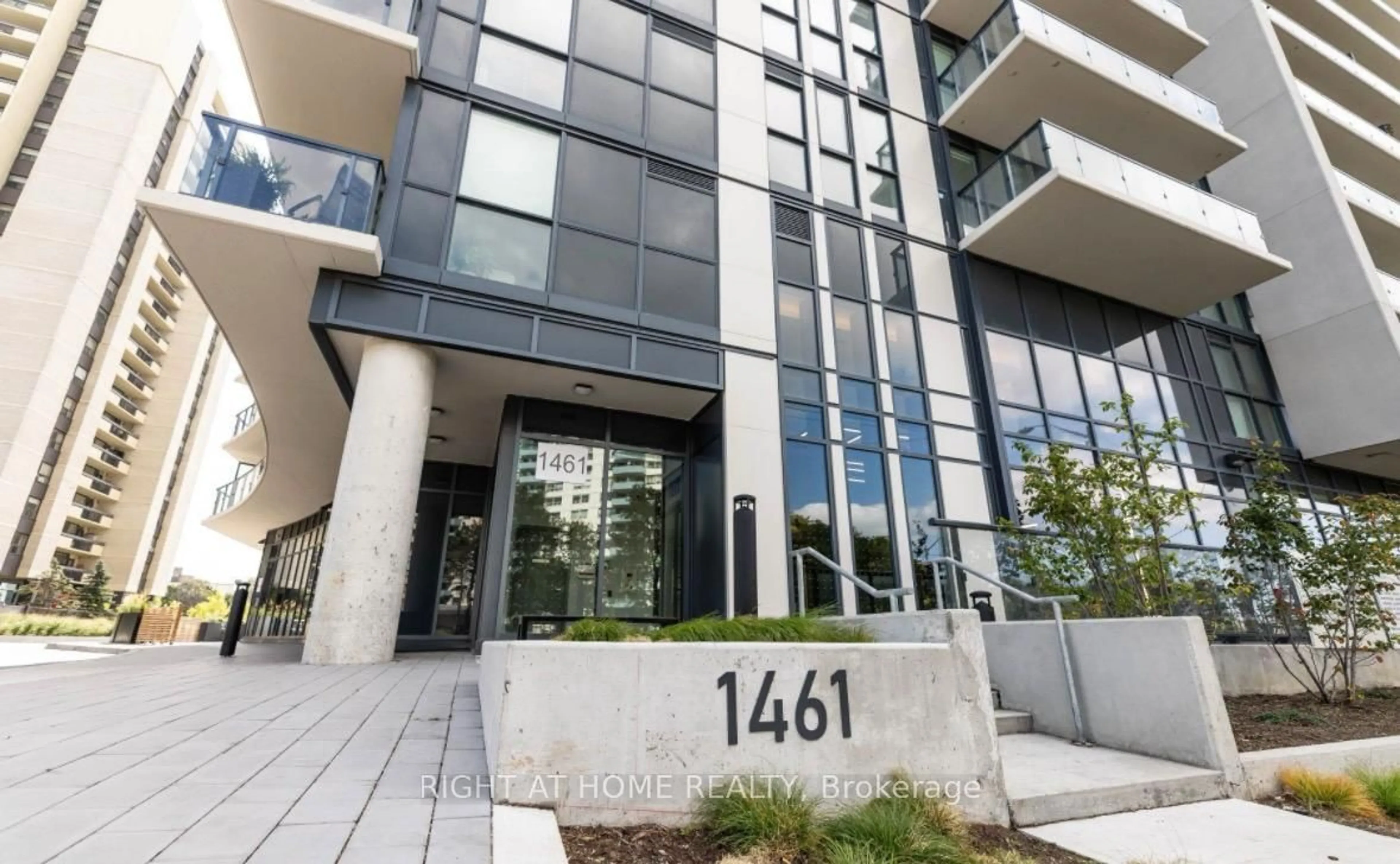 Indoor foyer for 1461 Lawrence ave W Ave #1801, Toronto Ontario M6L 1B3