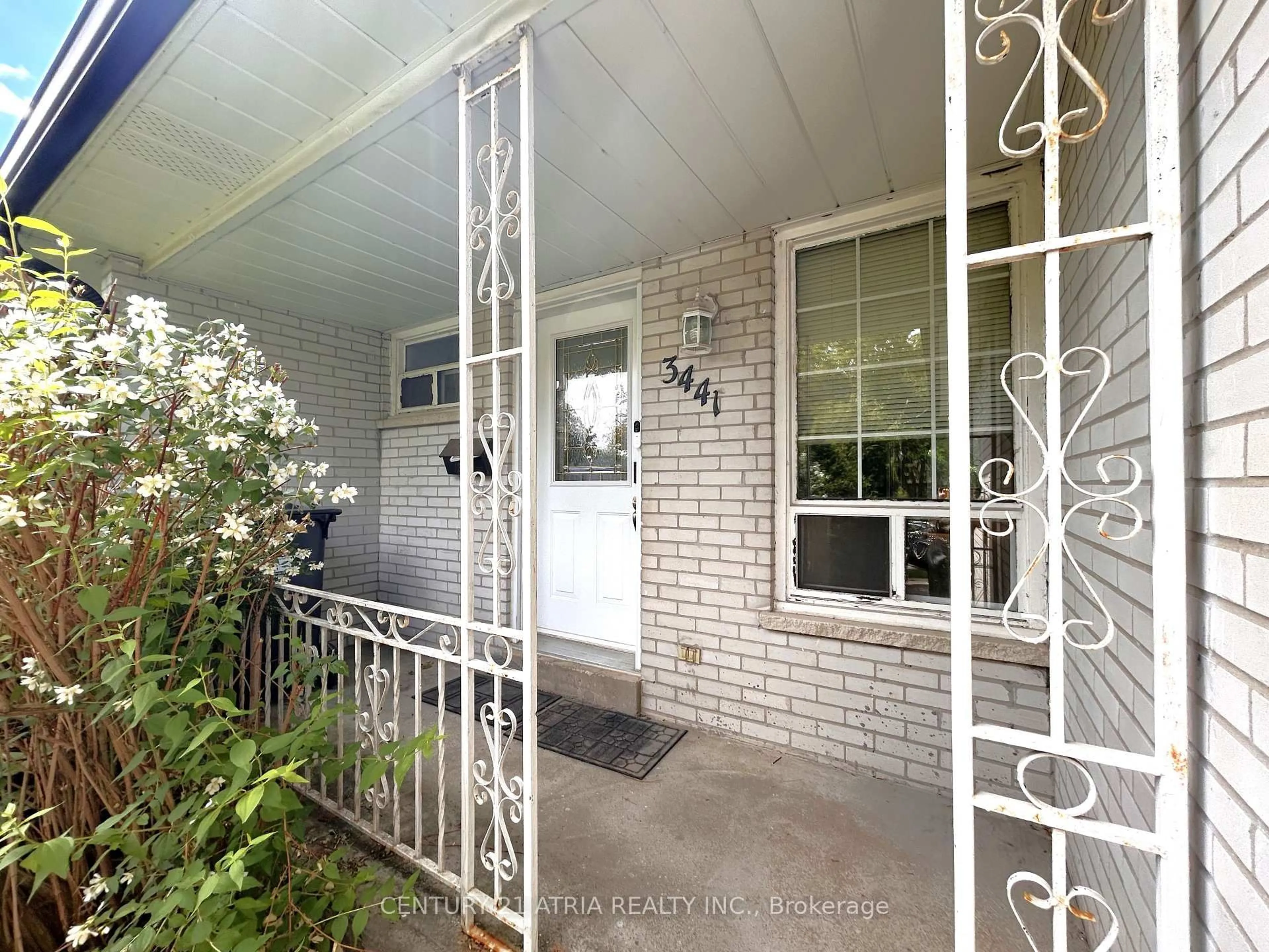 Indoor entryway for 3441 Oakglade Cres, Mississauga Ontario L5C 1X4