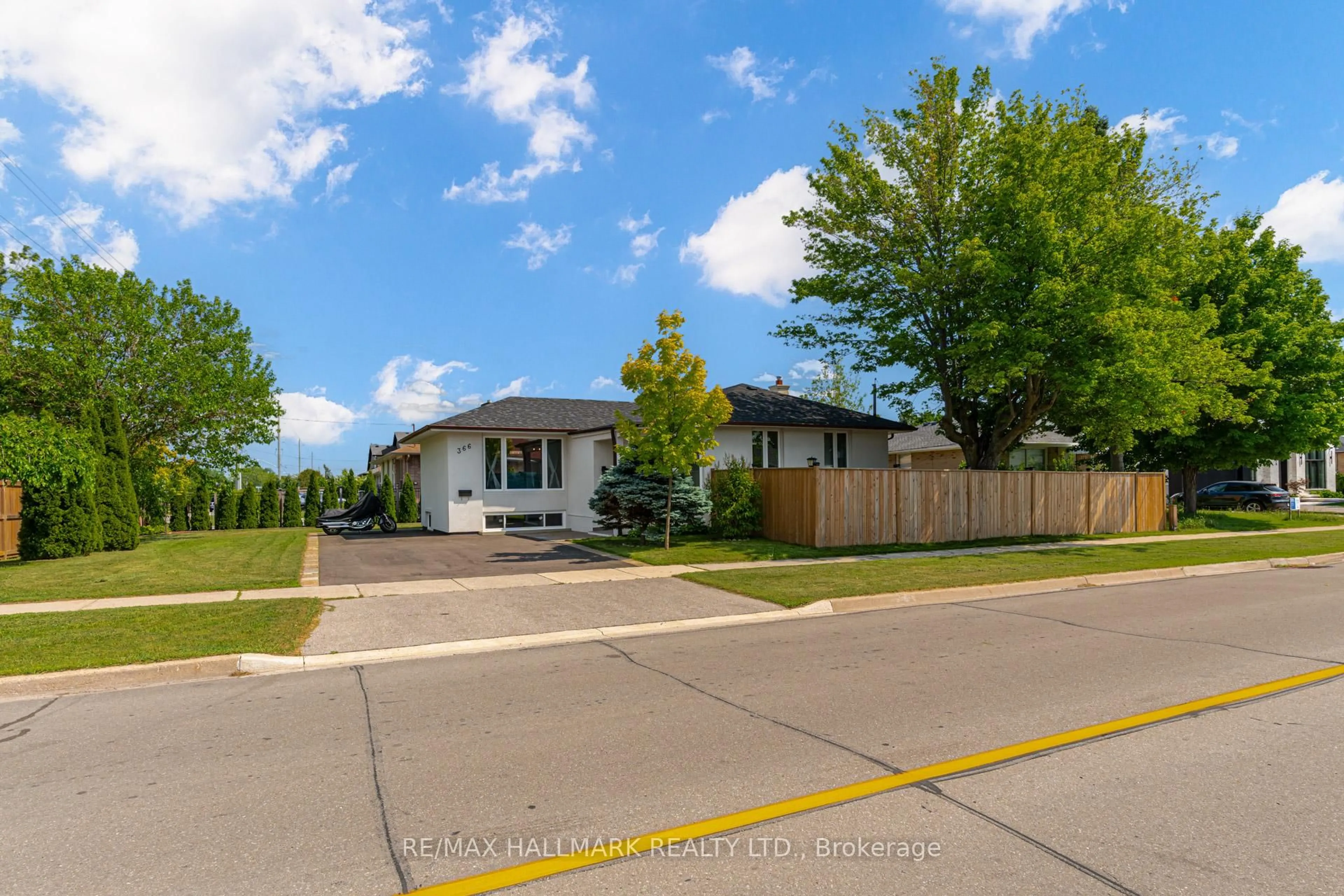 A pic from outside/outdoor area/front of a property/back of a property/a pic from drone, street for 366 Wildwood Dr, Oakville Ontario L6K 1T2