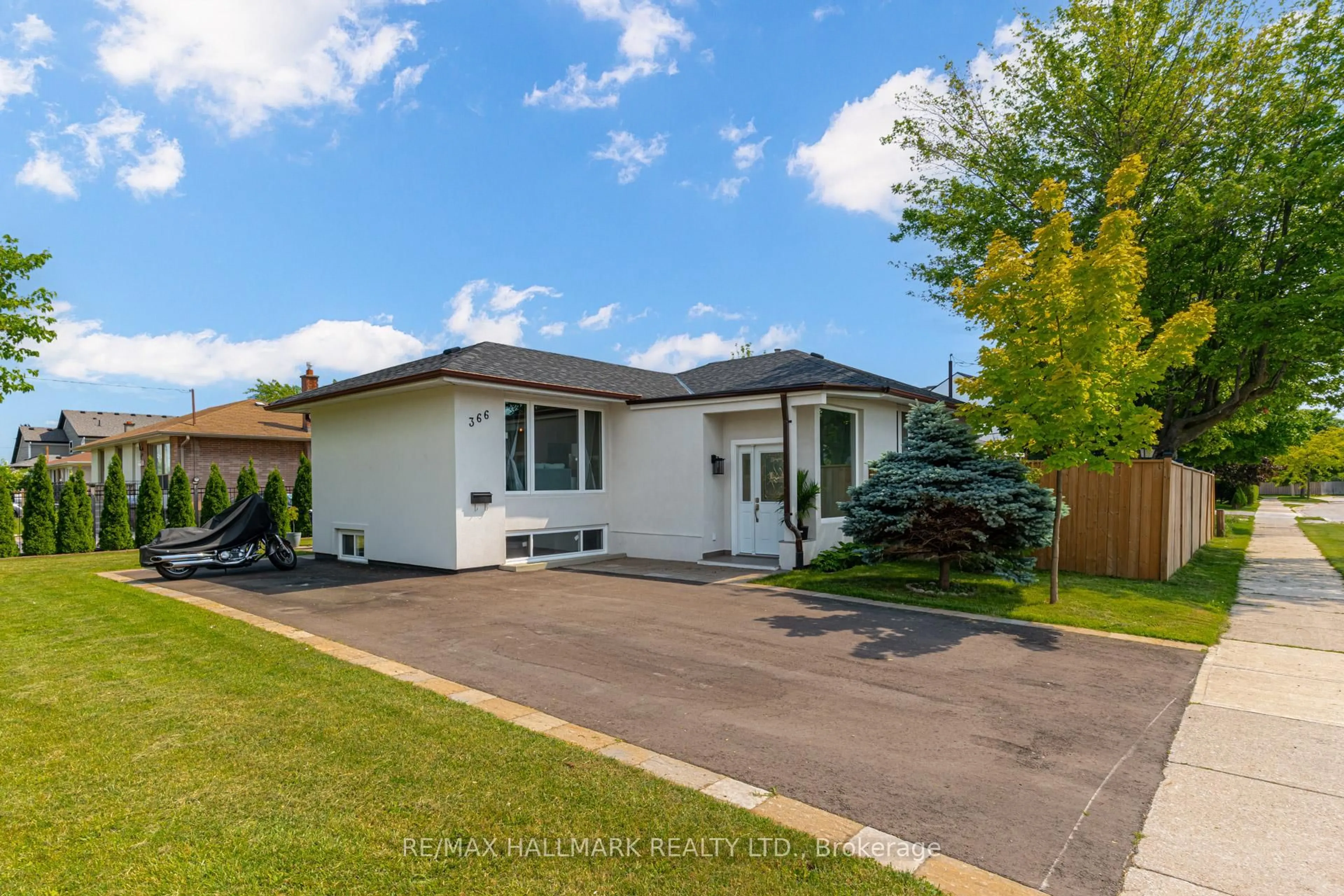 A pic from outside/outdoor area/front of a property/back of a property/a pic from drone, street for 366 Wildwood Dr, Oakville Ontario L6K 1T2