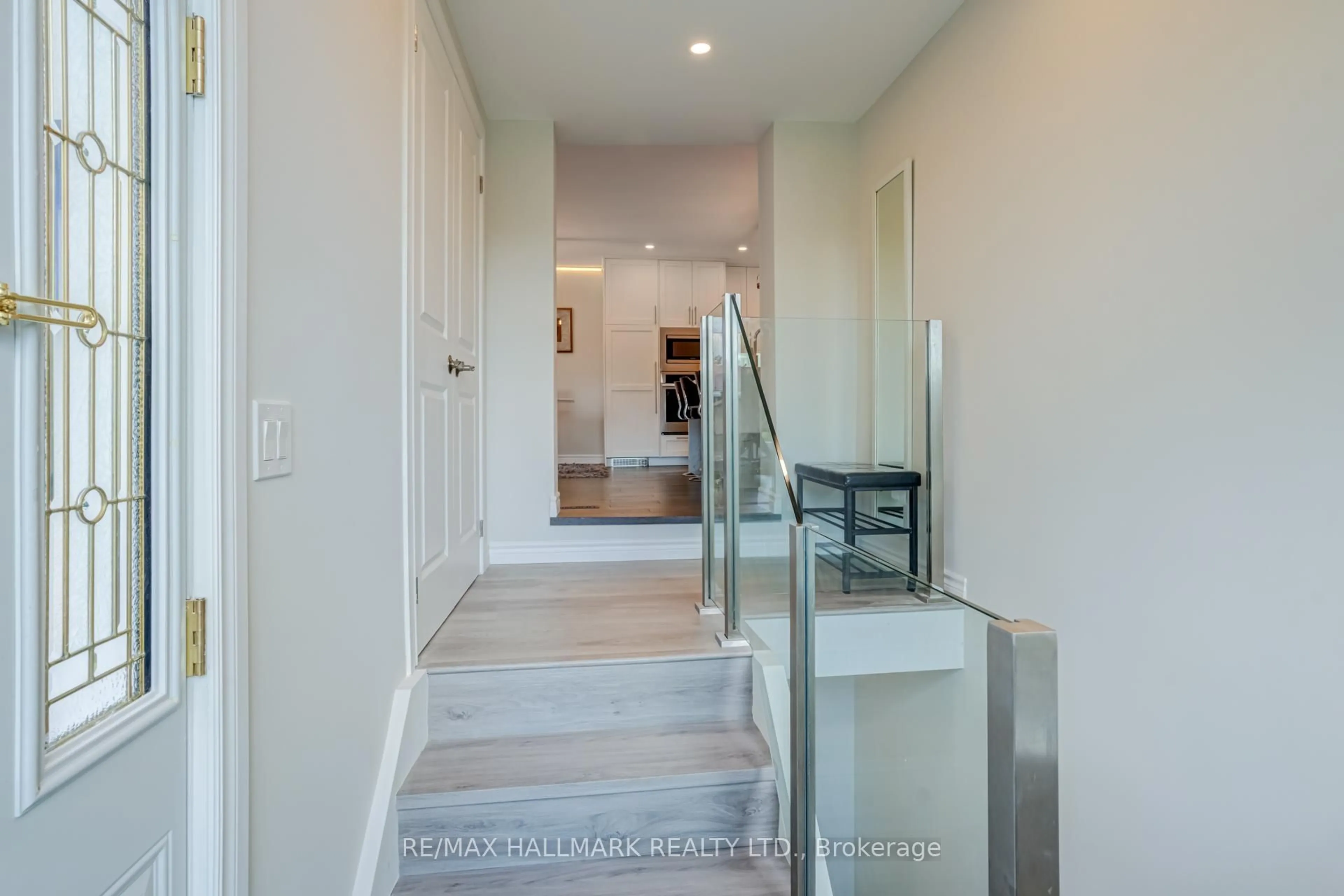 Indoor entryway for 366 Wildwood Dr, Oakville Ontario L6K 1T2