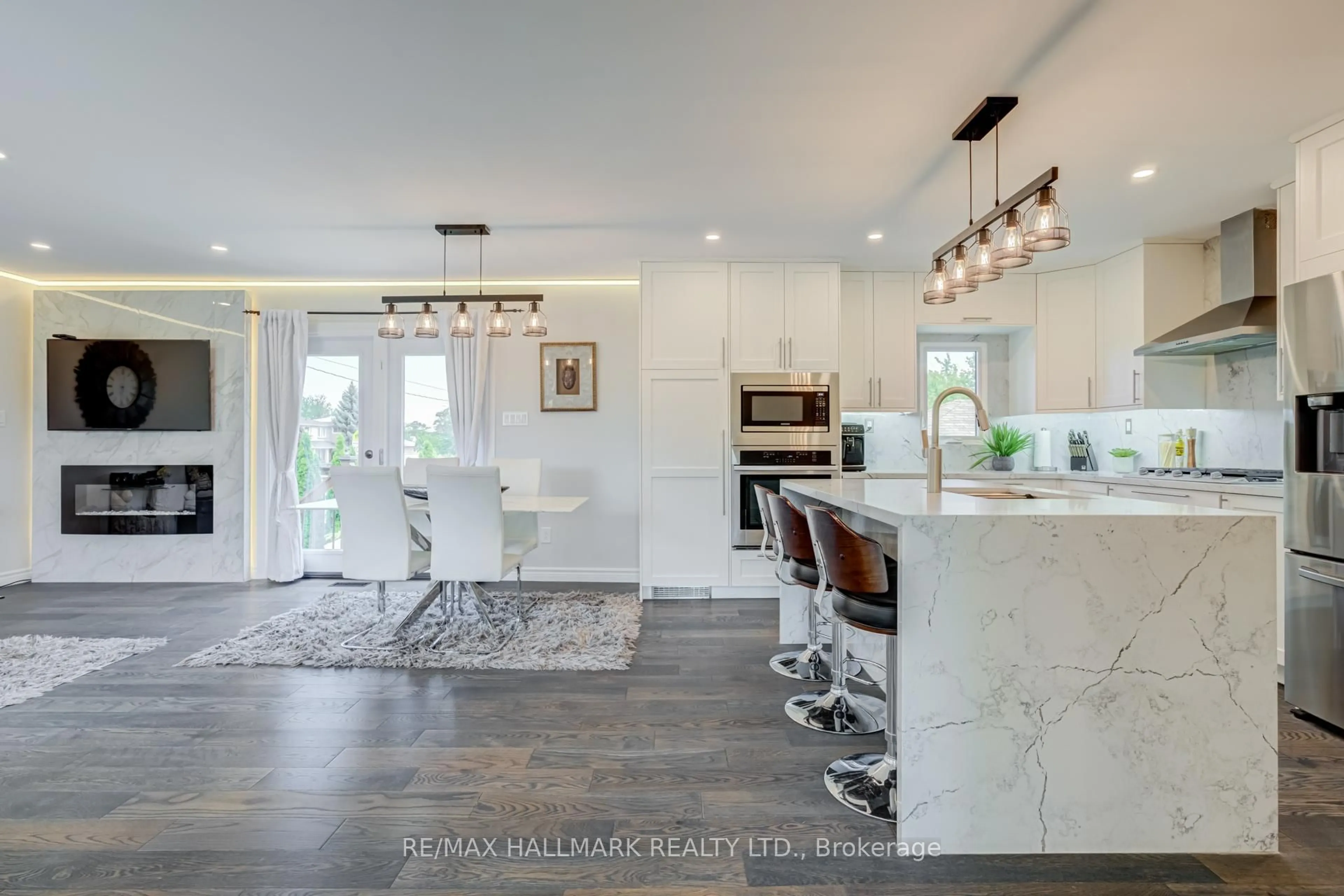 Open concept kitchen, ceramic/tile floor for 366 Wildwood Dr, Oakville Ontario L6K 1T2