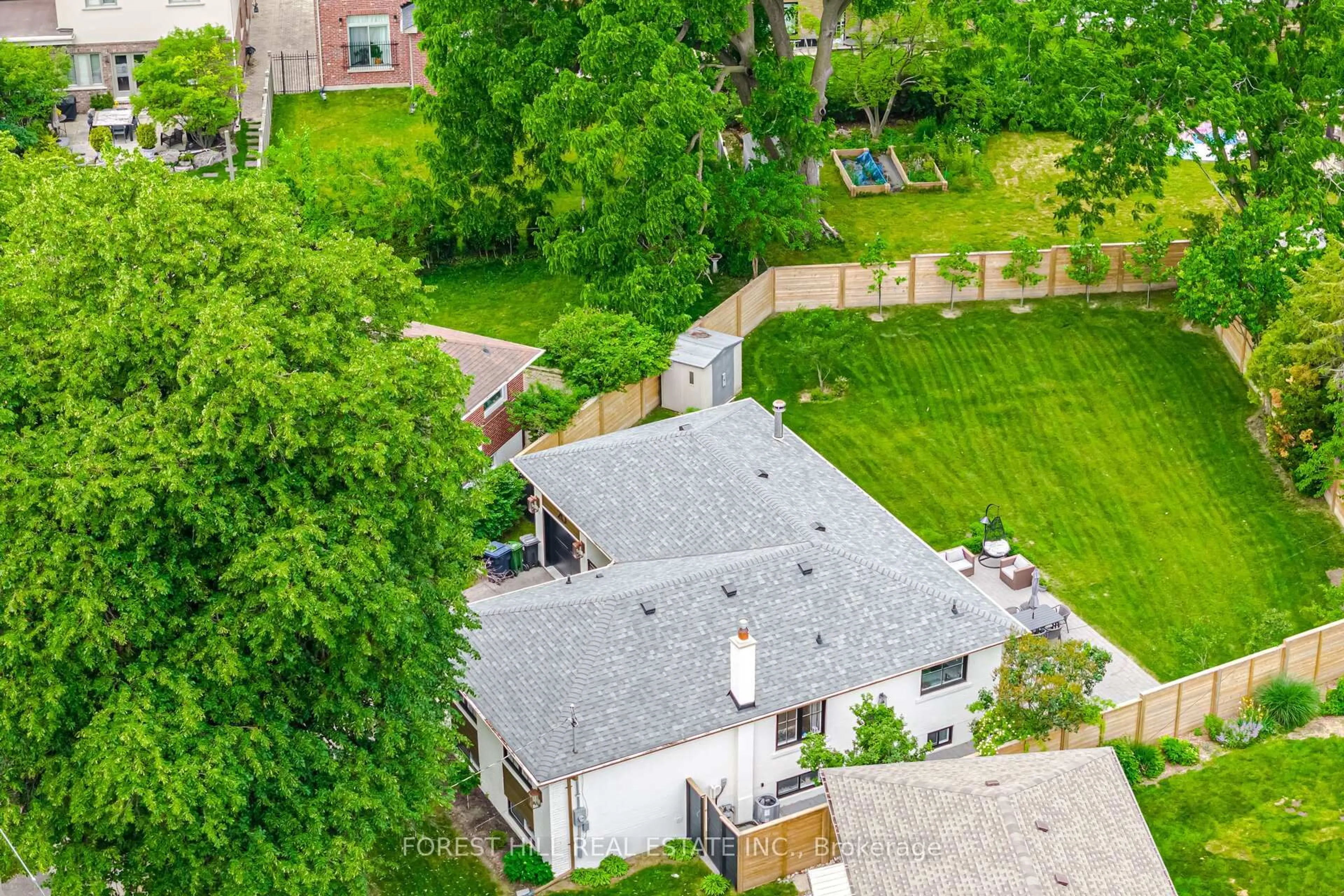 A pic from outside/outdoor area/front of a property/back of a property/a pic from drone, street for 20 Silverhill Dr, Toronto Ontario M9B 3W2