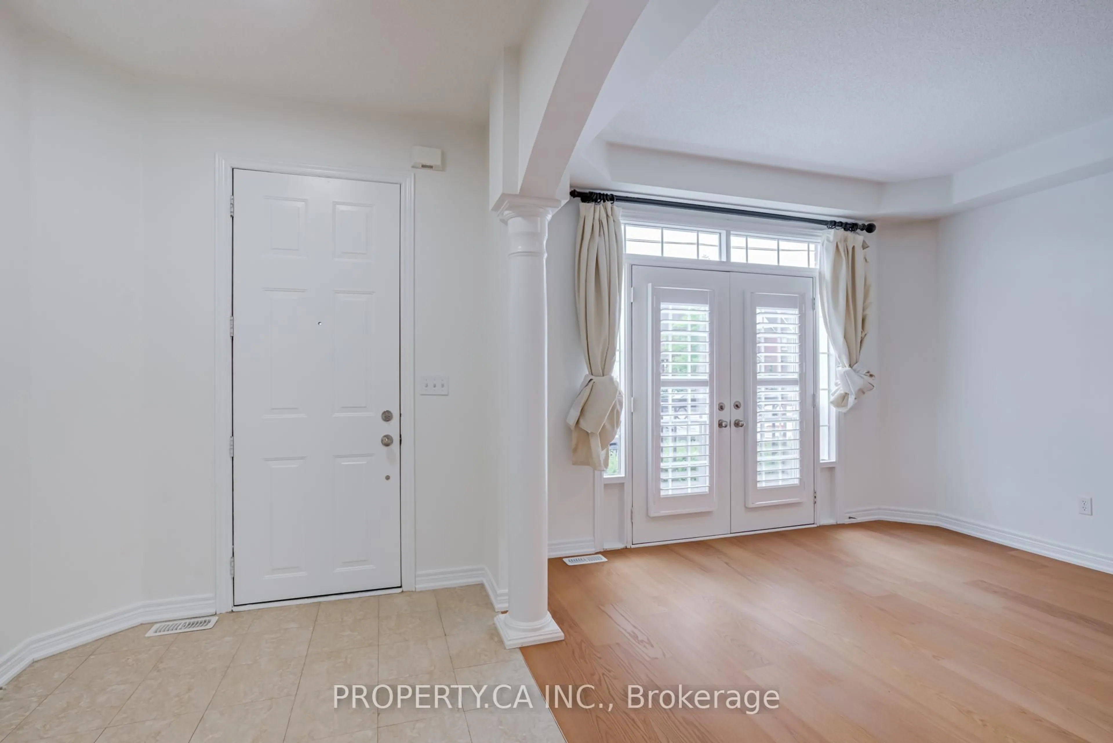 Indoor entryway for 3347 Eglinton Ave, Mississauga Ontario L5M 7W8