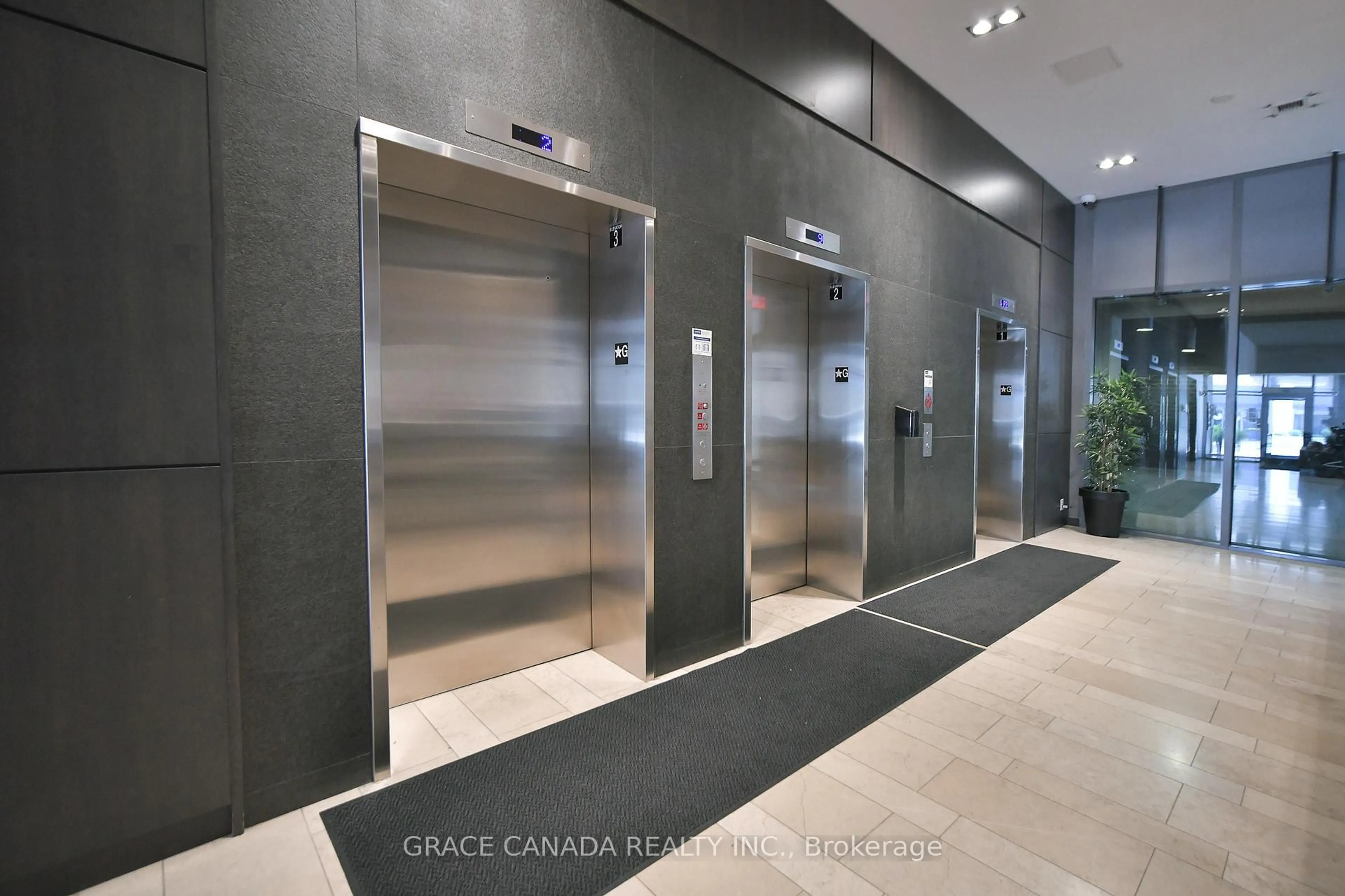 Indoor foyer for 1940 Ironstone Dr #508, Burlington Ontario L7L 0E4