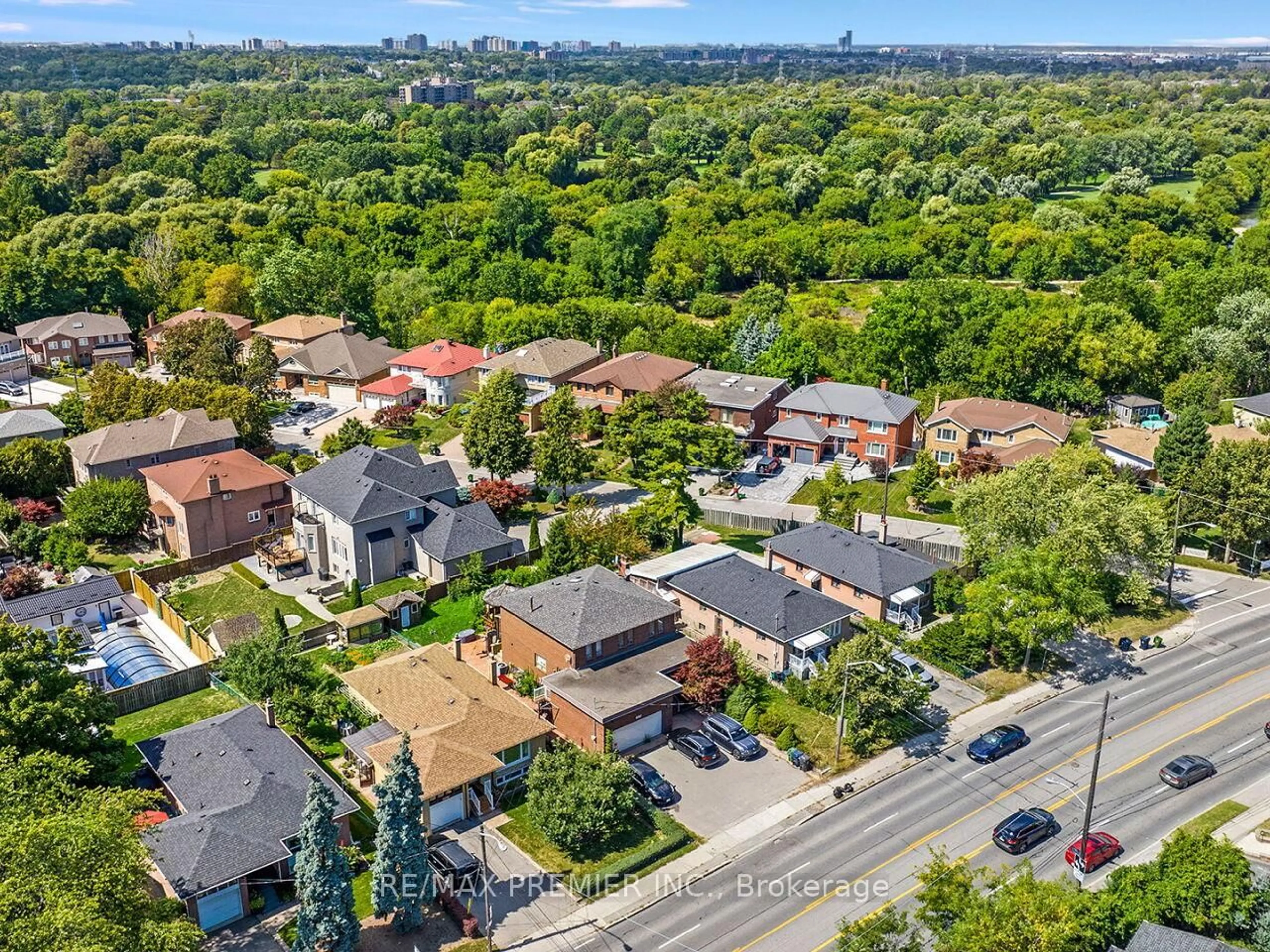 A pic from outside/outdoor area/front of a property/back of a property/a pic from drone, street for 2894 Weston Rd, Toronto Ontario M9M 2S5