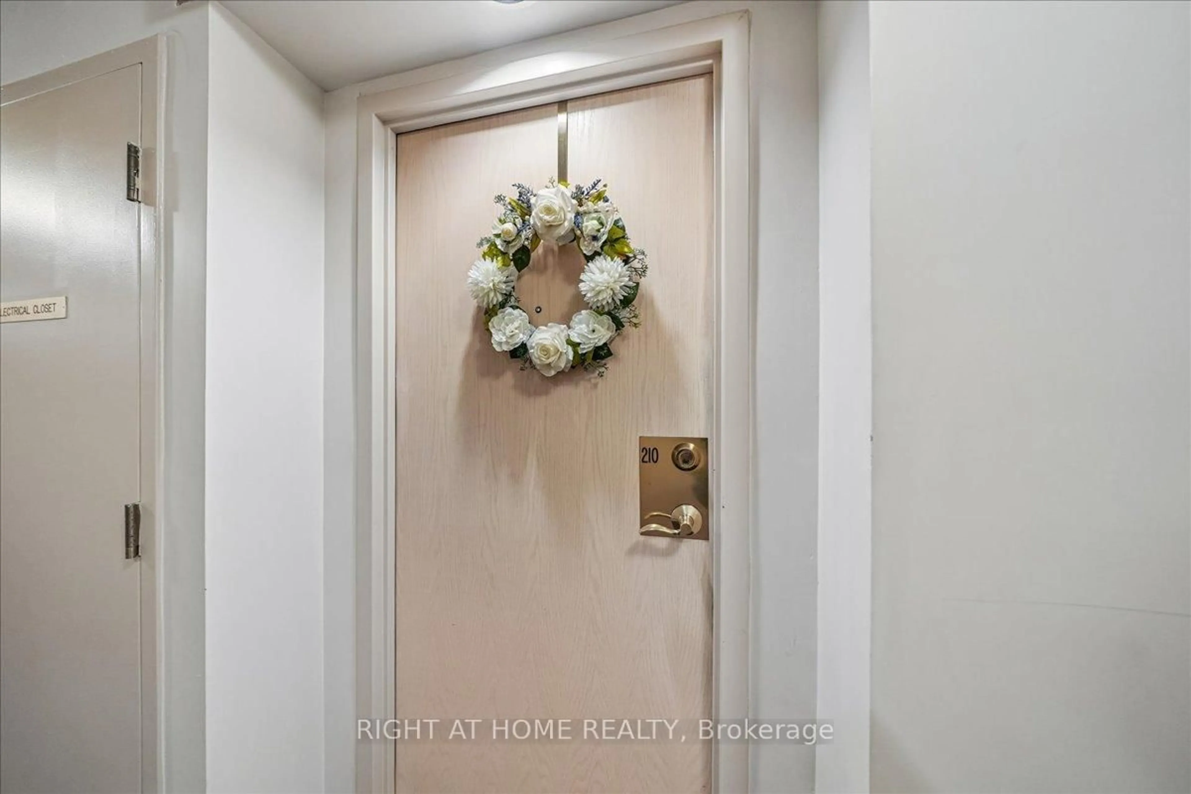 Indoor entryway for 400 Webb Dr #210, Mississauga Ontario L5B 3Z7