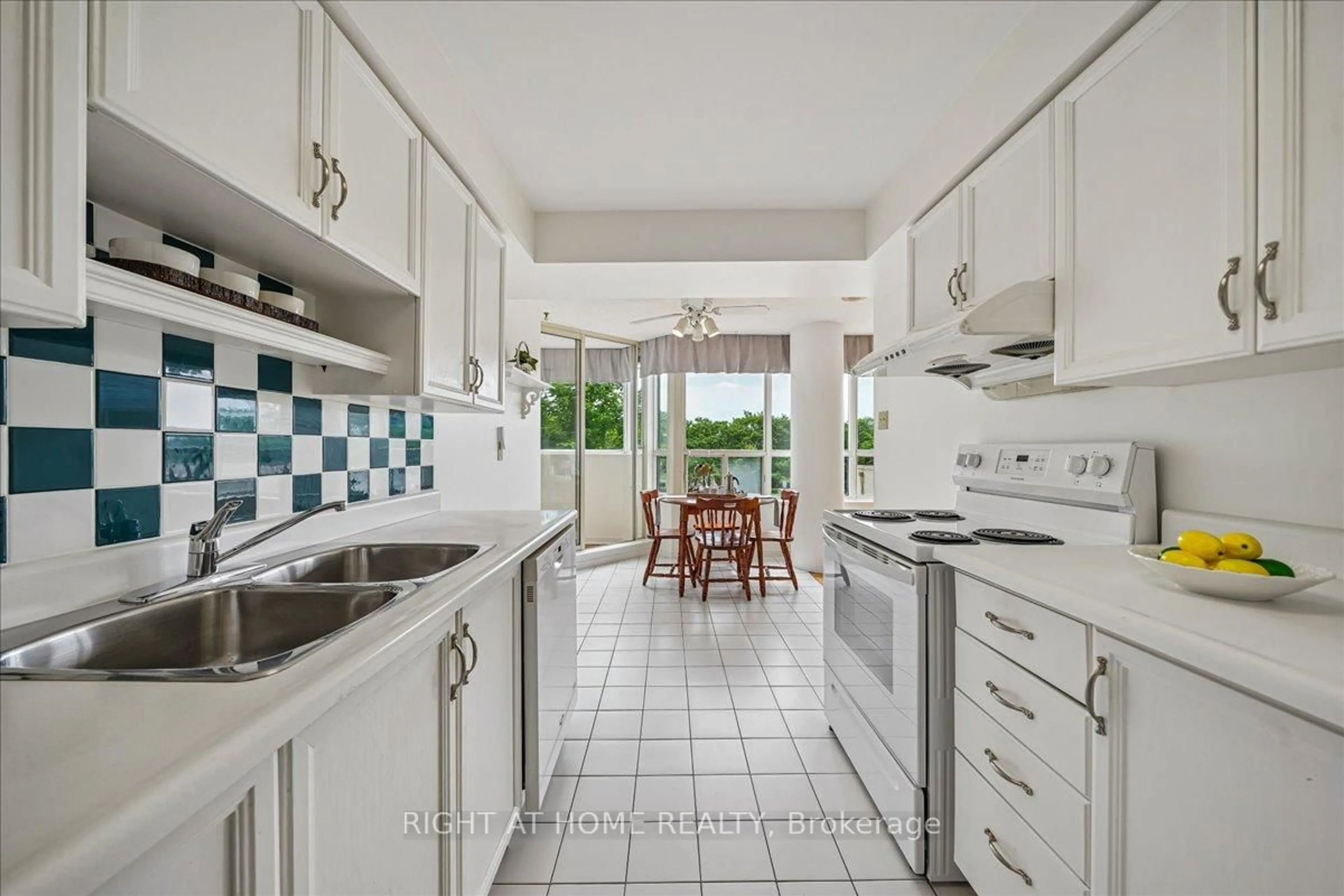 Standard kitchen, ceramic/tile floor for 400 Webb Dr #210, Mississauga Ontario L5B 3Z7