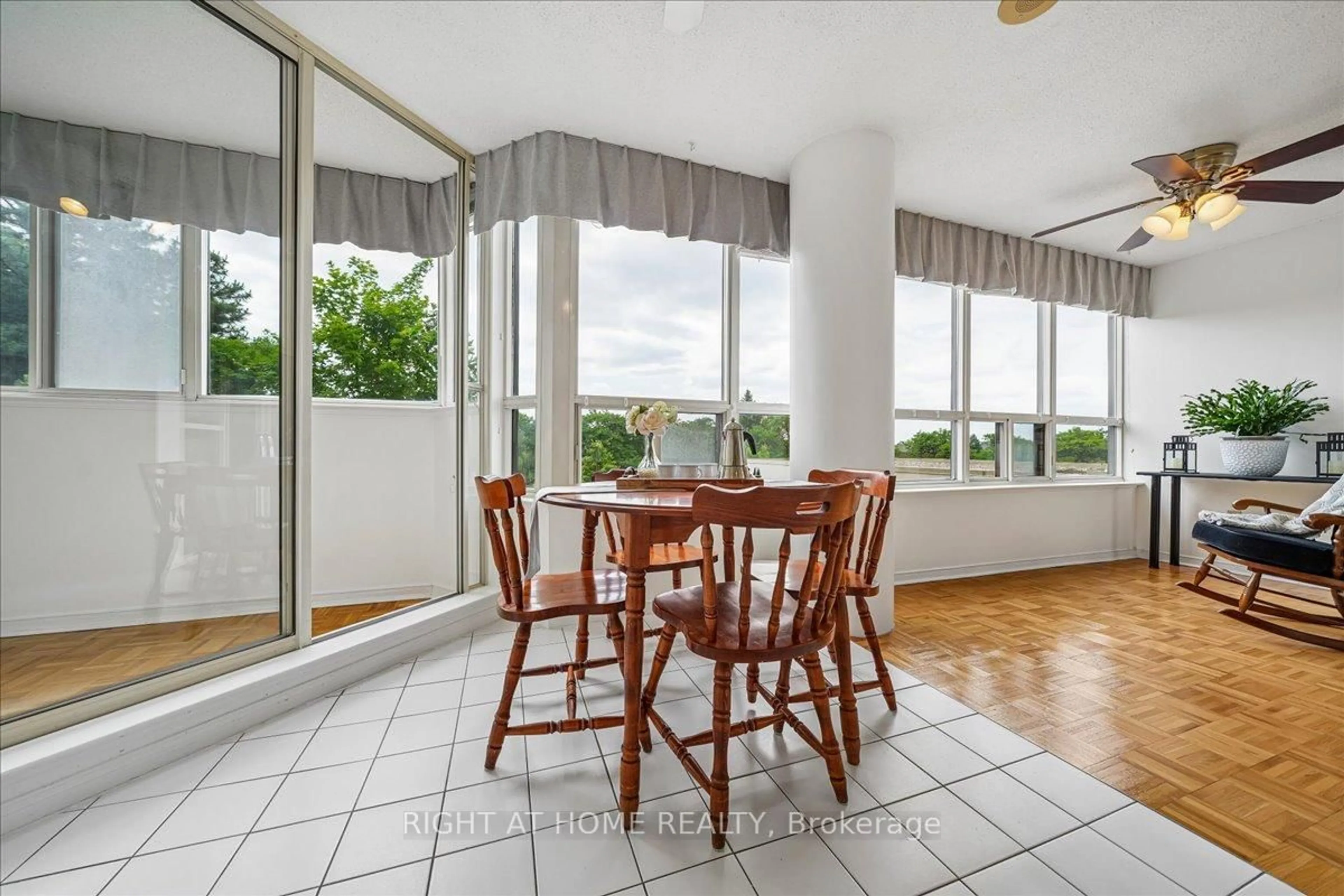 Dining room, unknown for 400 Webb Dr #210, Mississauga Ontario L5B 3Z7