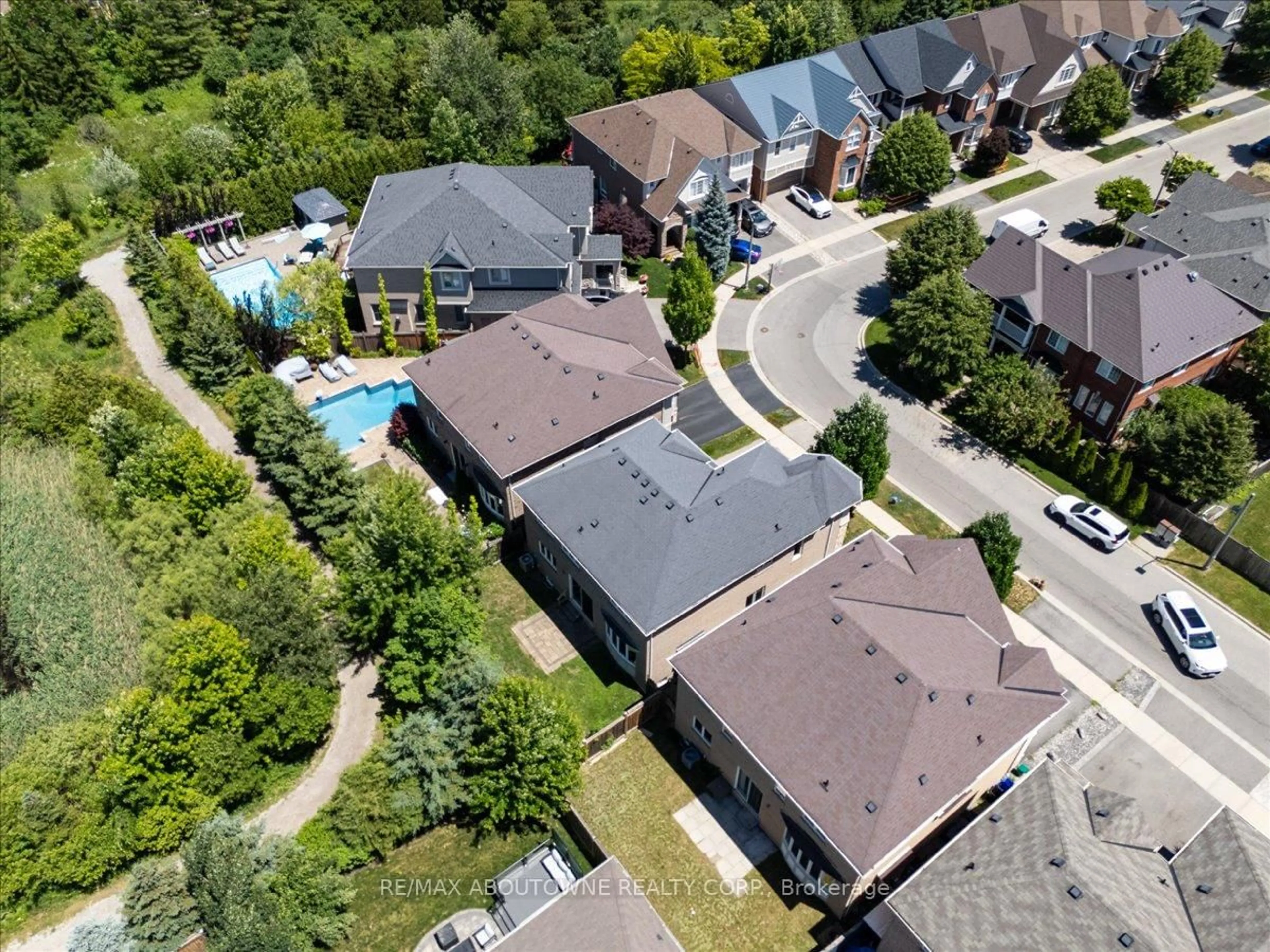 A pic from outside/outdoor area/front of a property/back of a property/a pic from drone, street for 2383 Calloway Dr, Oakville Ontario L6M 0C1