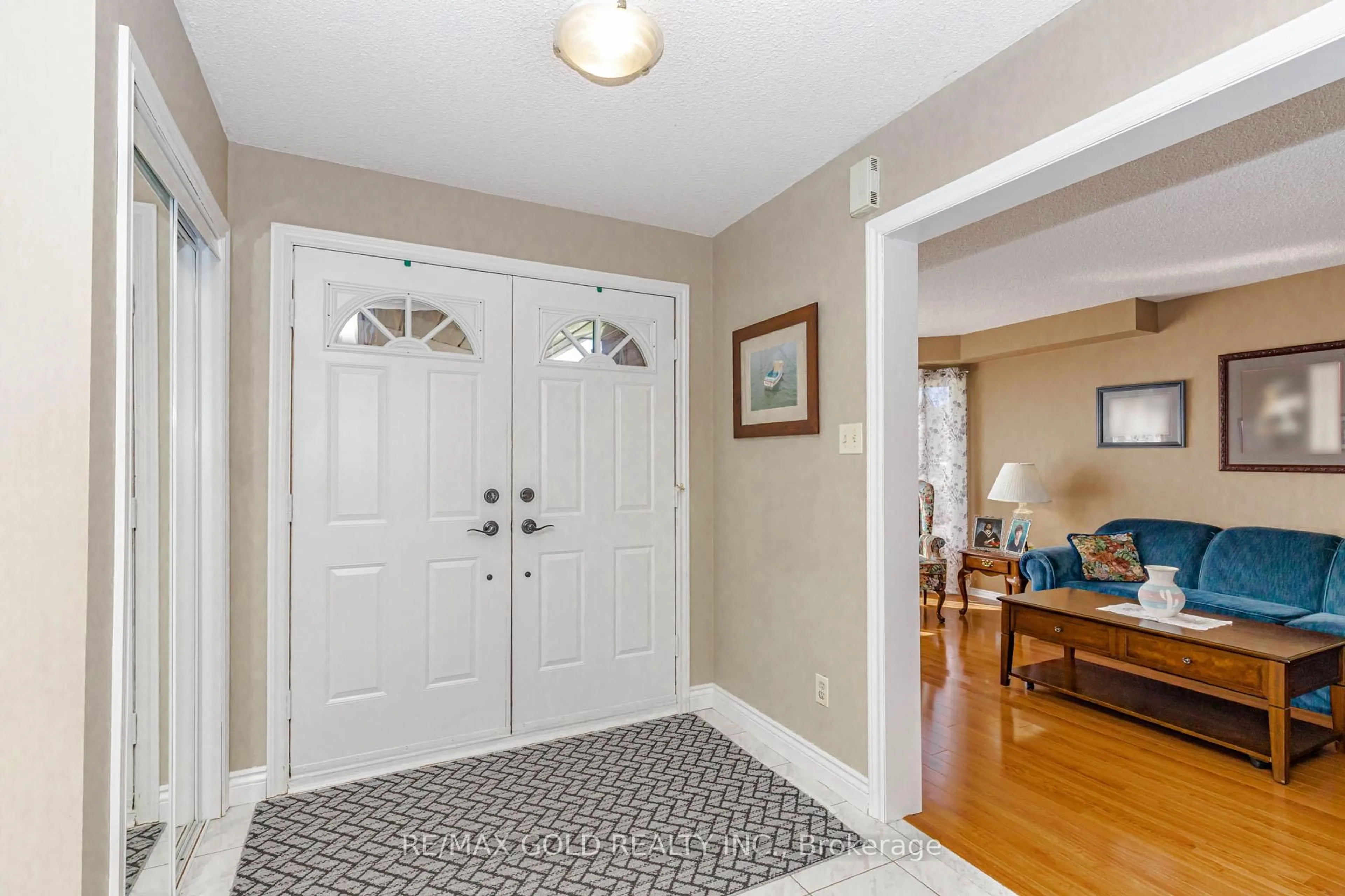 Indoor entryway for 25 Adirondack Cres, Brampton Ontario L6R 1E5