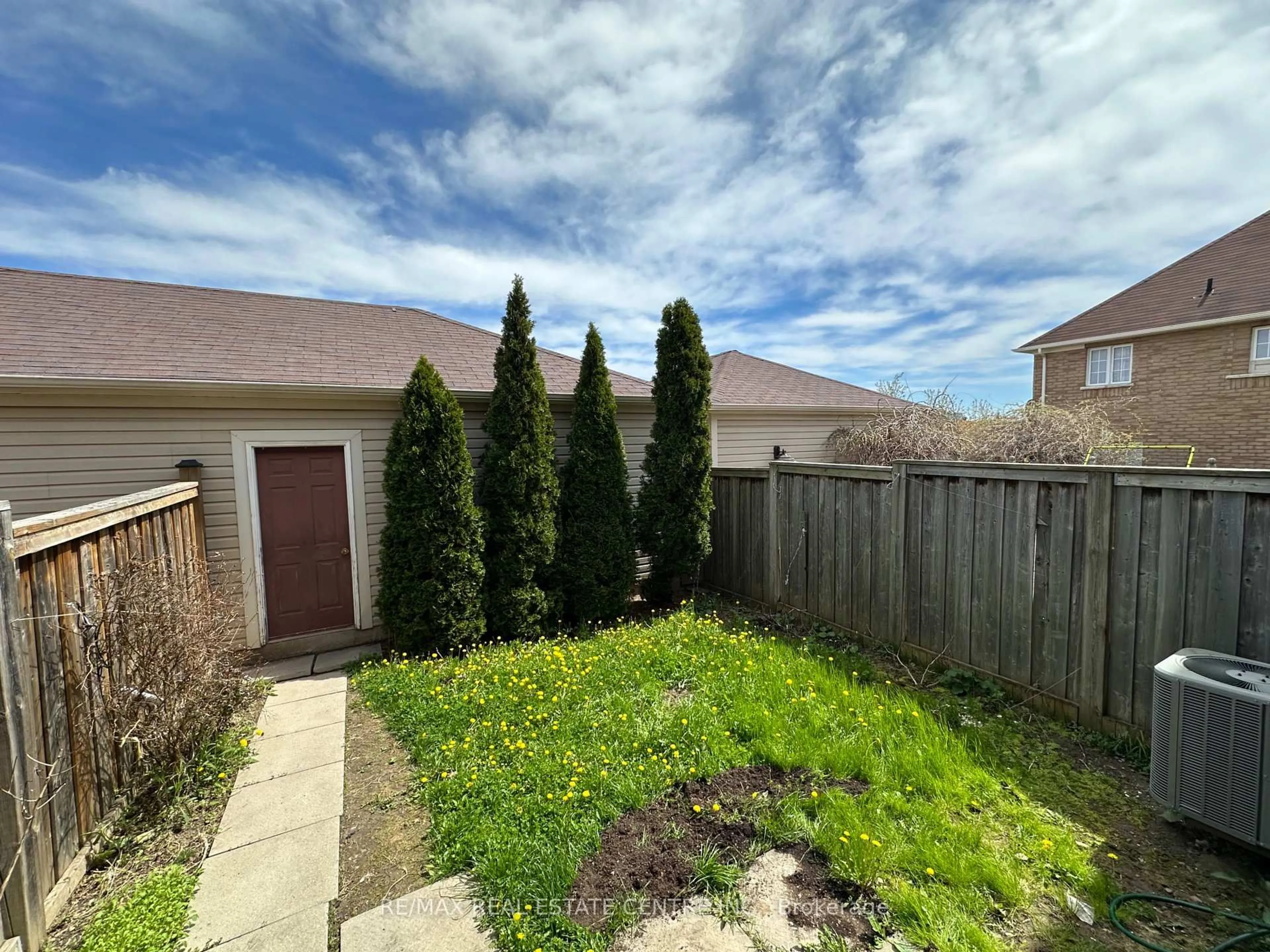 A pic from outside/outdoor area/front of a property/back of a property/a pic from drone, unknown for 2491 Postmaster Dr, Oakville Ontario L6M 0L5