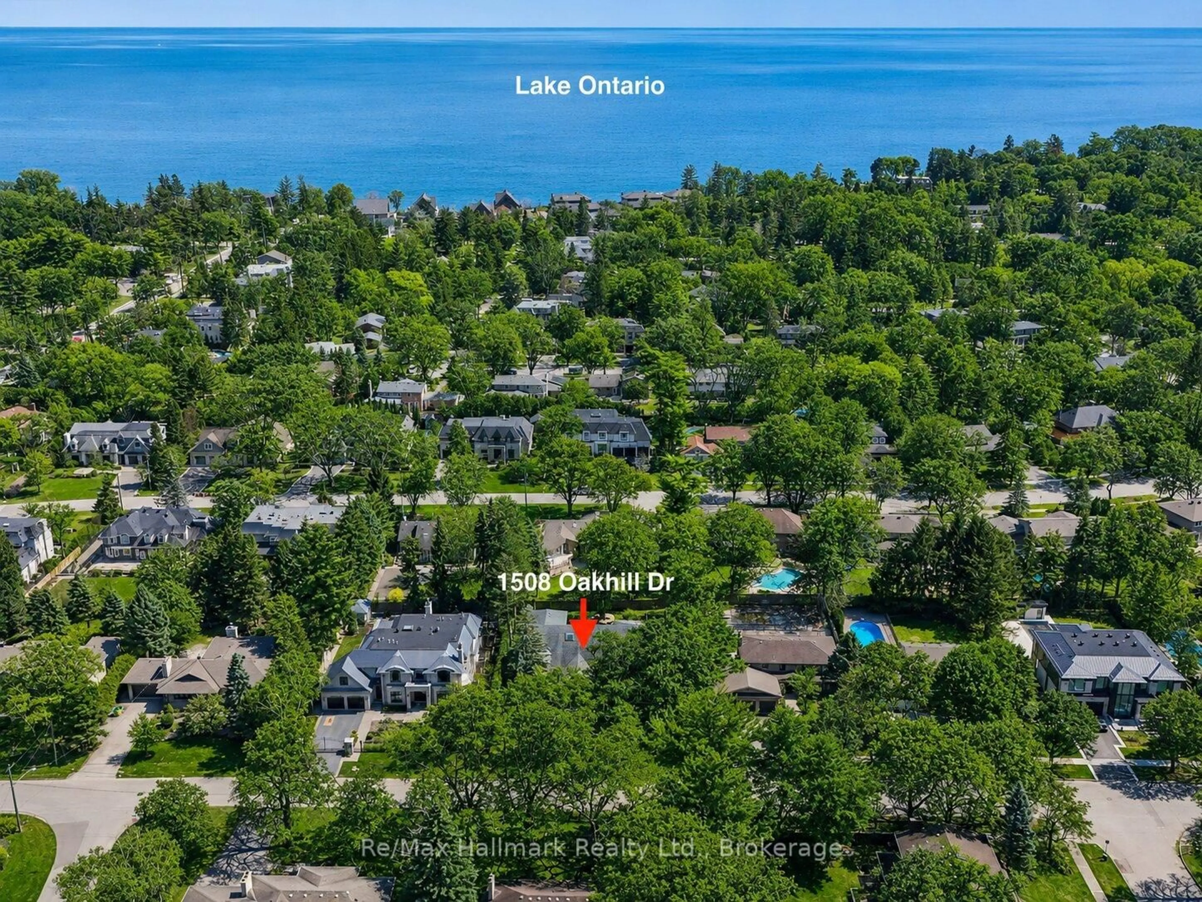 A pic from outside/outdoor area/front of a property/back of a property/a pic from drone, water/lake/river/ocean view for 1508 Oakhill Dr, Oakville Ontario L6J 1Y5