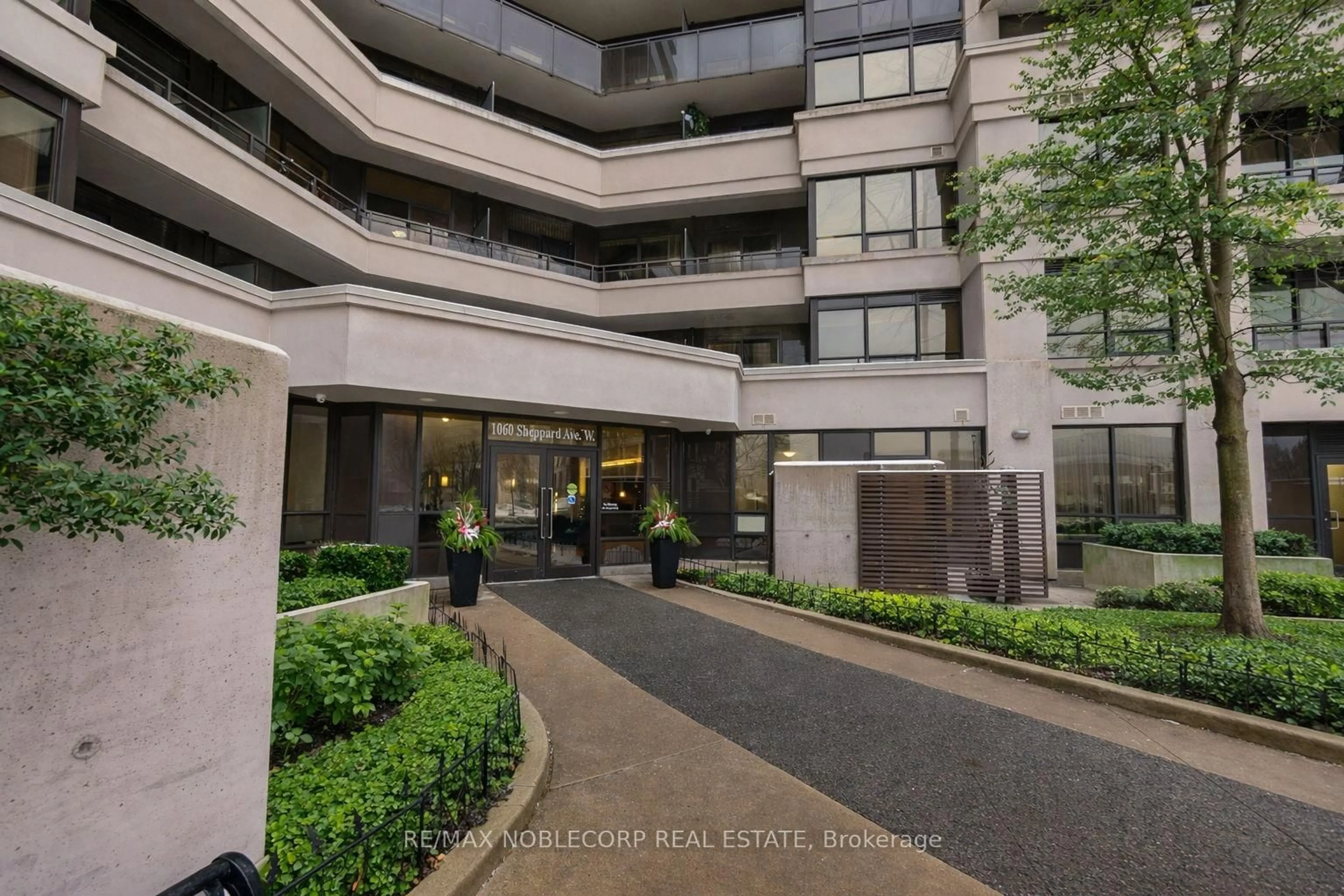 Indoor foyer for 1060 Sheppard Ave #917, Toronto Ontario M3J 0G7