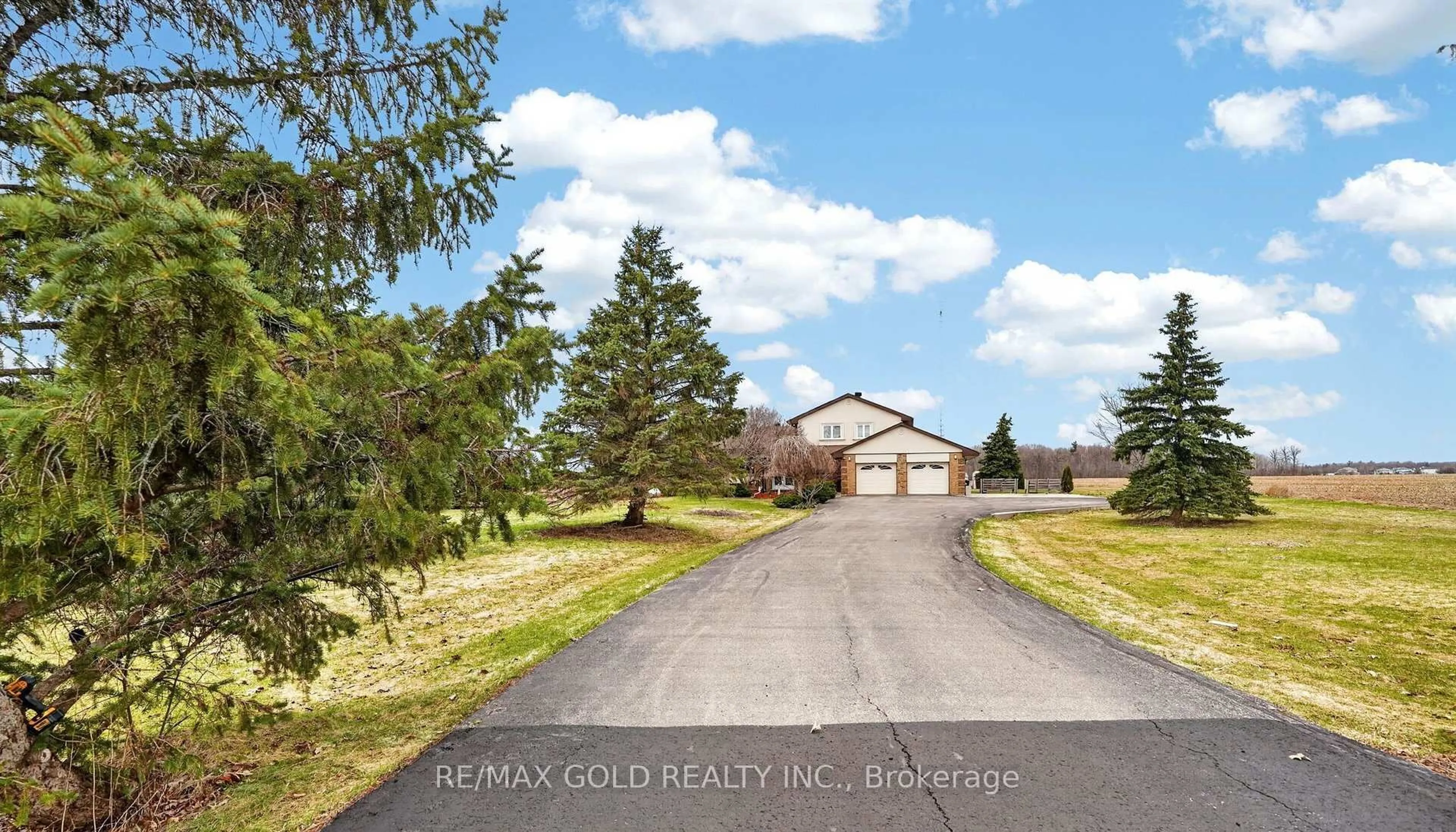 A pic from outside/outdoor area/front of a property/back of a property/a pic from drone, unknown for 752 Old School Rd, Caledon Ontario L7C 0V6