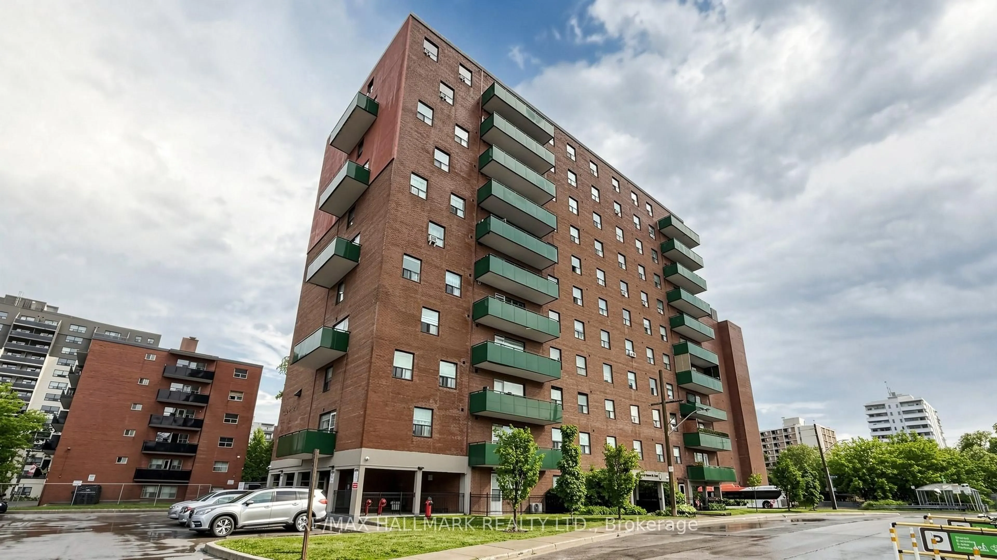 Home with brick exterior material, building for 49 Queen St #402, Mississauga Ontario L5G 4N6