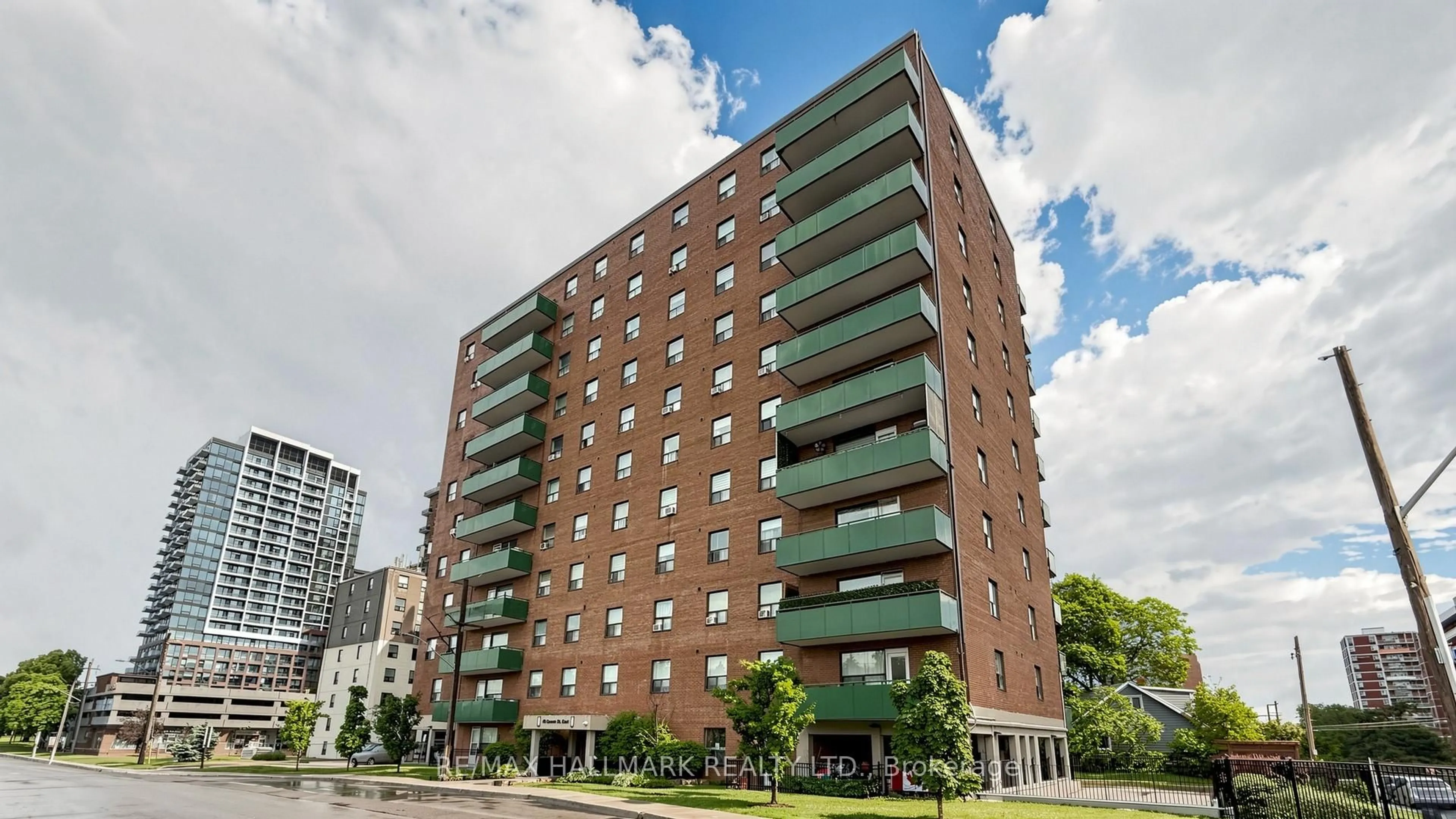Patio, building for 49 Queen St #402, Mississauga Ontario L5G 4N6