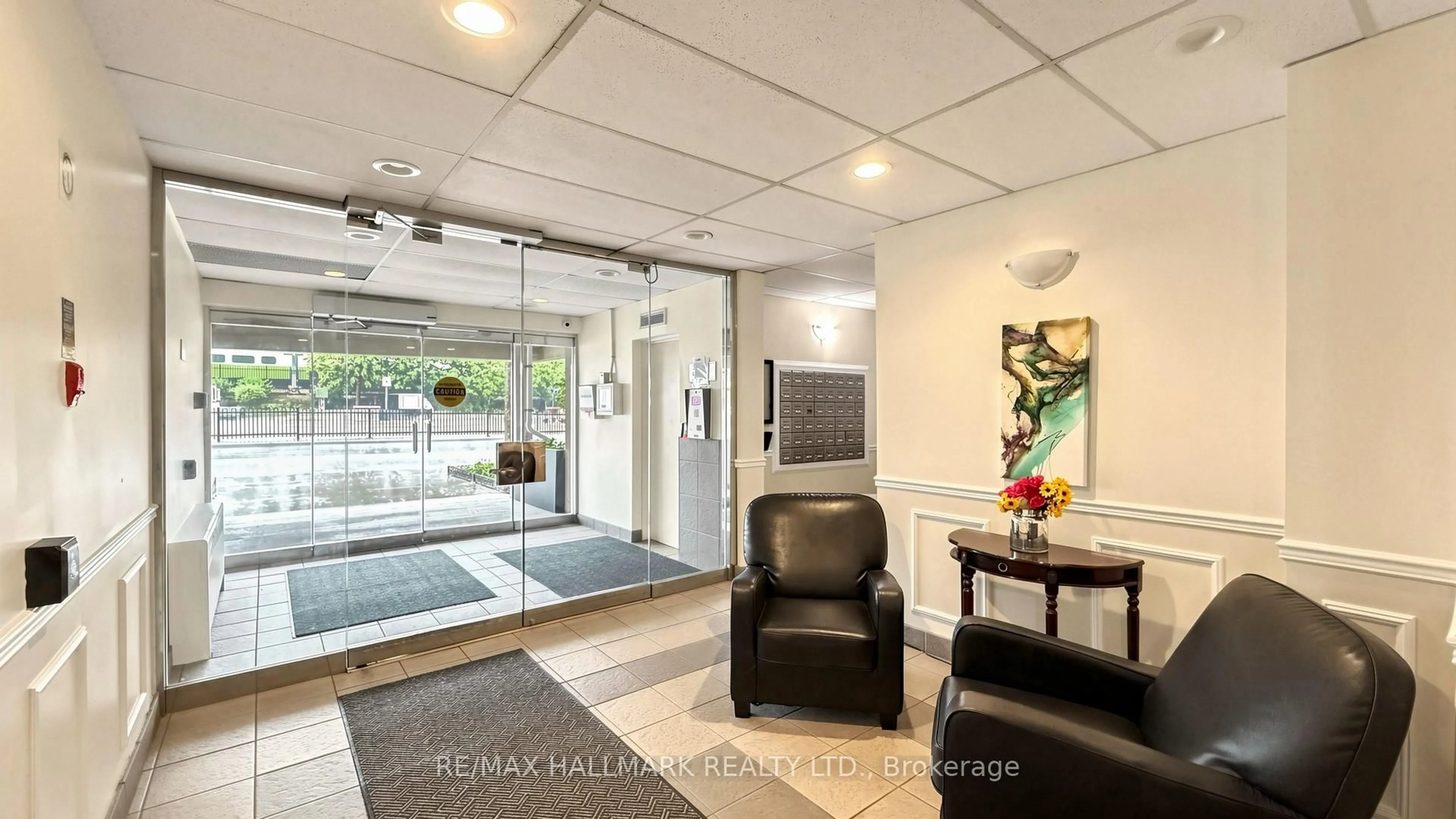 Lobby for 49 Queen St #402, Mississauga Ontario L5G 4N6